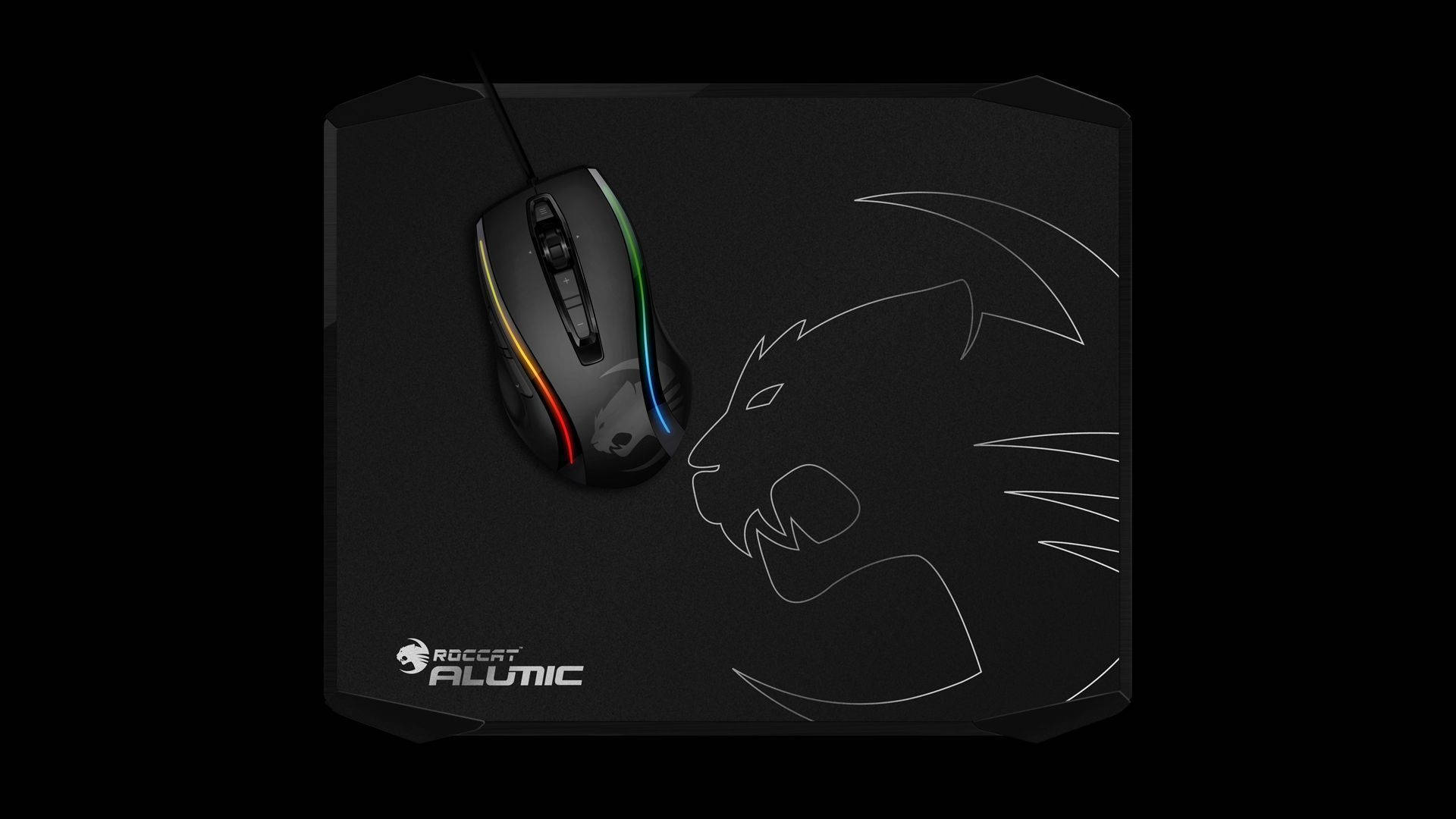 Mouse 桌布 壁紙 — 一款時尚的黑色電競滑鼠，帶有彩虹RGB燈光，放置在一個帶有極簡白色豹頭輪廓的配套滑鼠墊上。