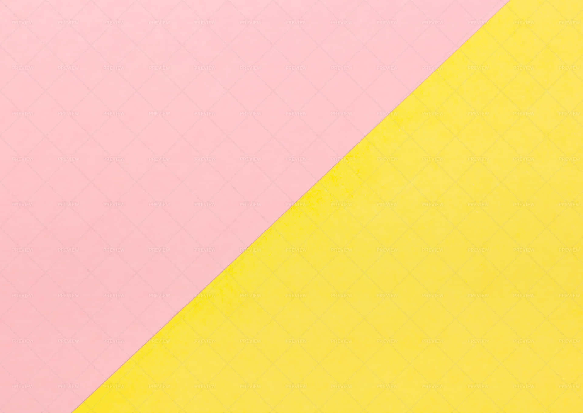 Pastel Pink And Yellow 桌布 壁紙 — 一款極簡主義的壁紙，帶有柔粉色和亮黃色紋理表面的對角線分割。