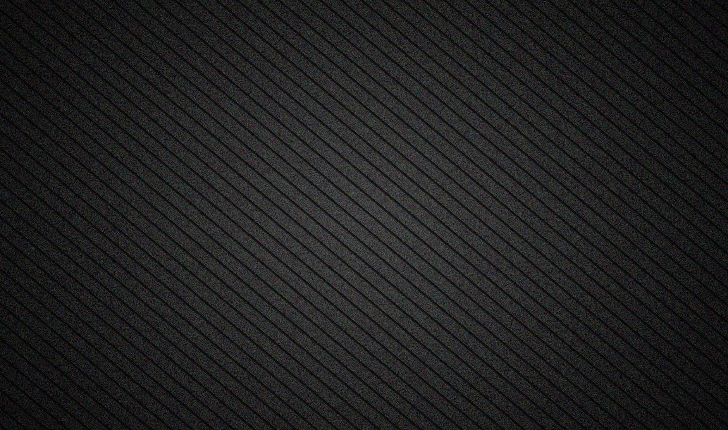 2440x1440 桌布 壁紙 — 一款極簡深灰色壁紙，帶有對角羅紋紋理，營造出時尚現代圖案。