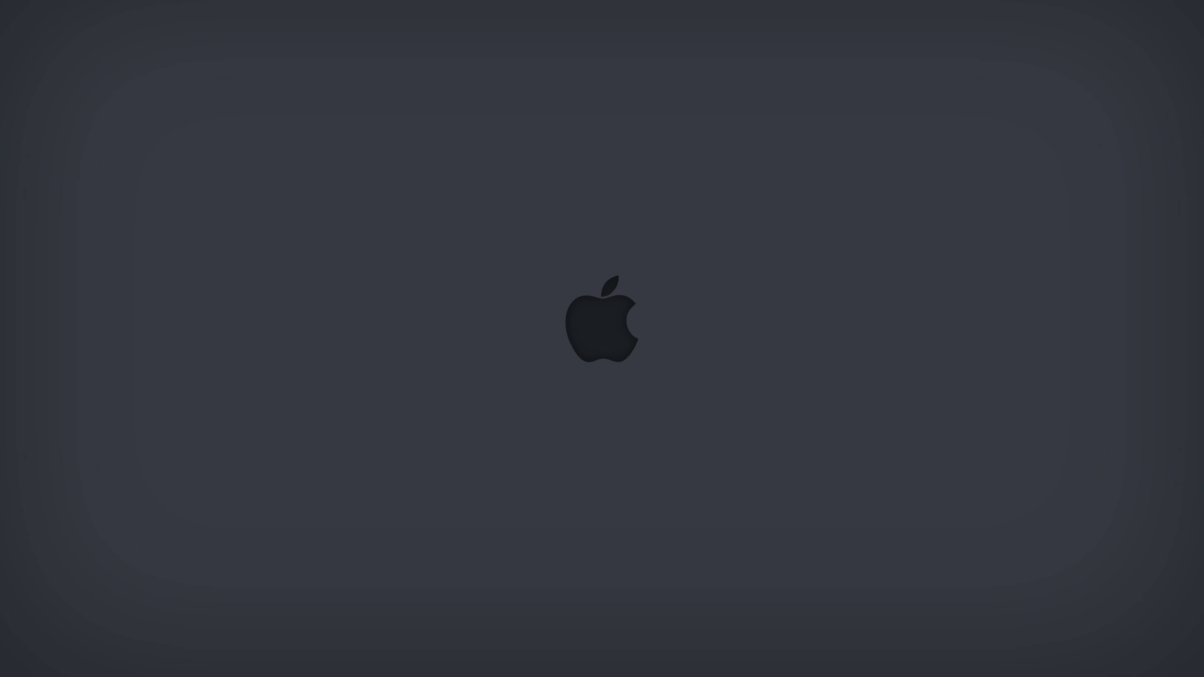 Apple 4K Ultra HD 桌布 壁紙 — 一款極簡深灰色桌布，中央帶有黑色Apple標誌，背景帶有微妙漸變效果。