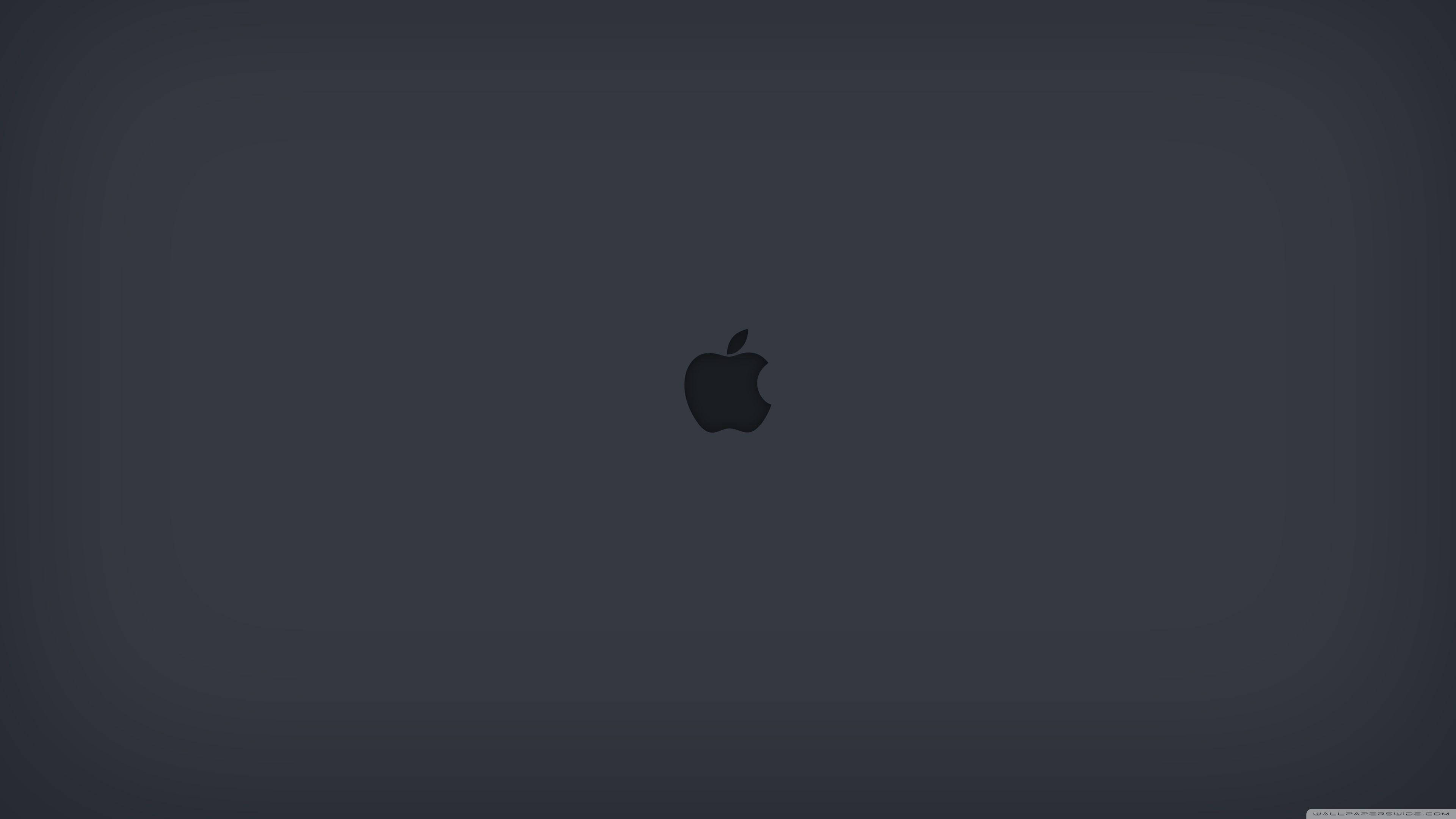 4K 桌布 壁紙 — 一款極簡深灰色桌布，中央放置黑色Apple標誌，帶有微妙的漸變背景。