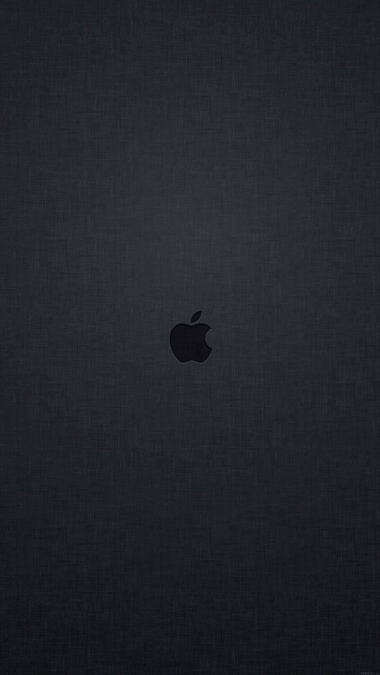 iPhone X Apple Logo 桌布 壁紙 — 一款極簡深灰色紋理壁紙，中央有一個黑色Apple標誌，帶有微妙的漸變照明。