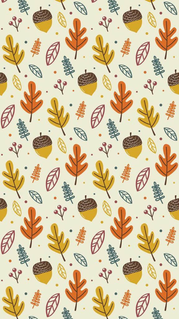Cute Fall Phone 桌布 壁紙 — 一款歡快的秋季主題壁紙，在奶油色背景上散落著橡子、樹葉和漿果，採用溫暖的橙色、黃色和藍綠色調。