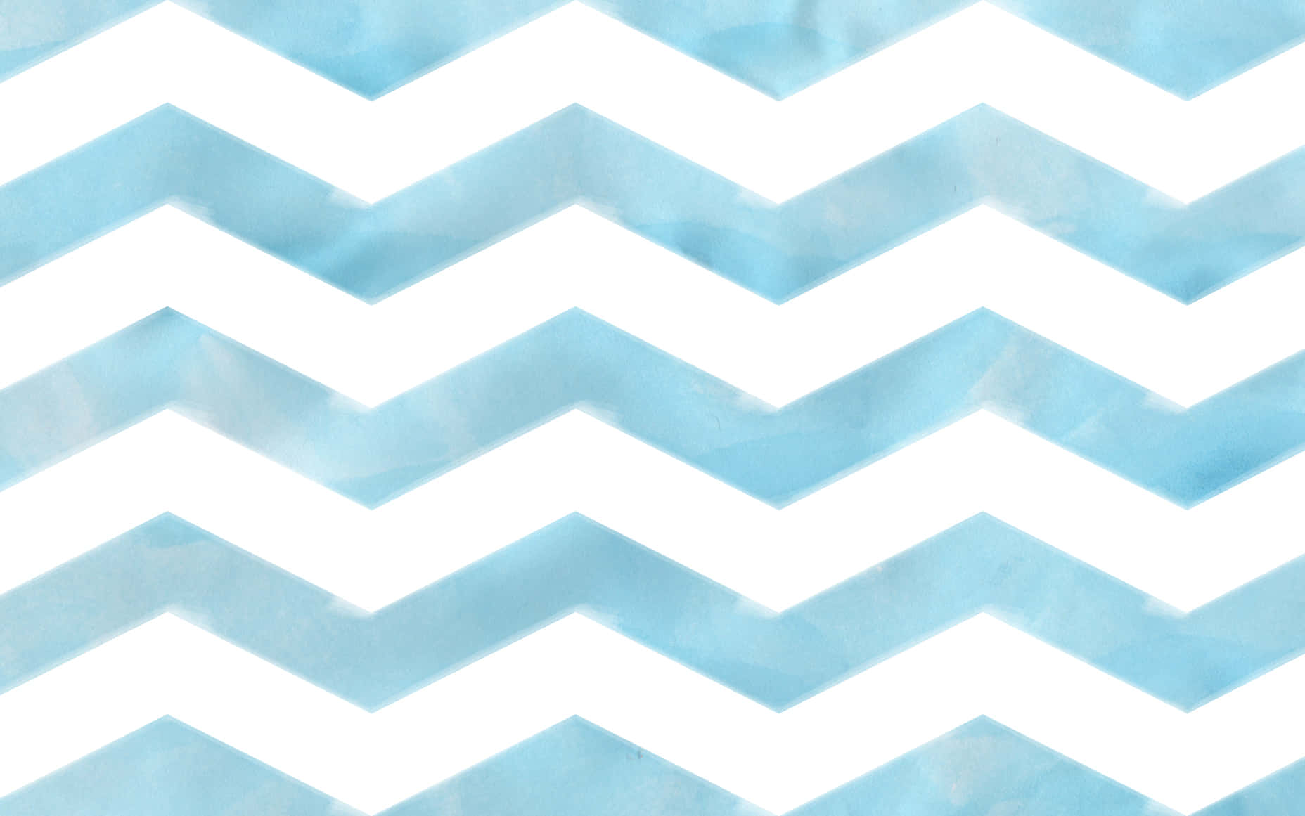 Cute Chevron 桌布 壁紙 — 一款水彩風格的壁紙，白色背景上有柔和的藍色人字形條紋。
