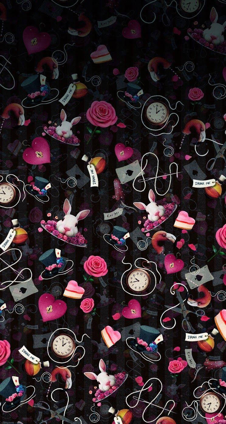 Alice In Wonderland Phone 桌布 壁紙 — 一款深色夢幻壁紙，充滿粉紅玫瑰、時鐘和白兔，漂浮在漩渦圖案和「drink me」標籤之間。