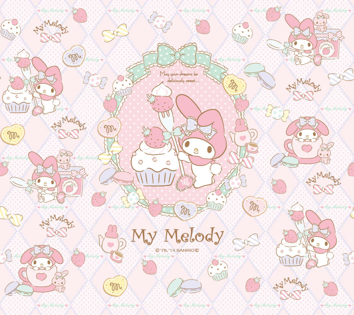我的旋律 桌布 壁紙 — 一款甜美粉彩桌布，My Melody 被杯子蛋糕、草莓和蝴蝶結包圍，形成重複圖案。