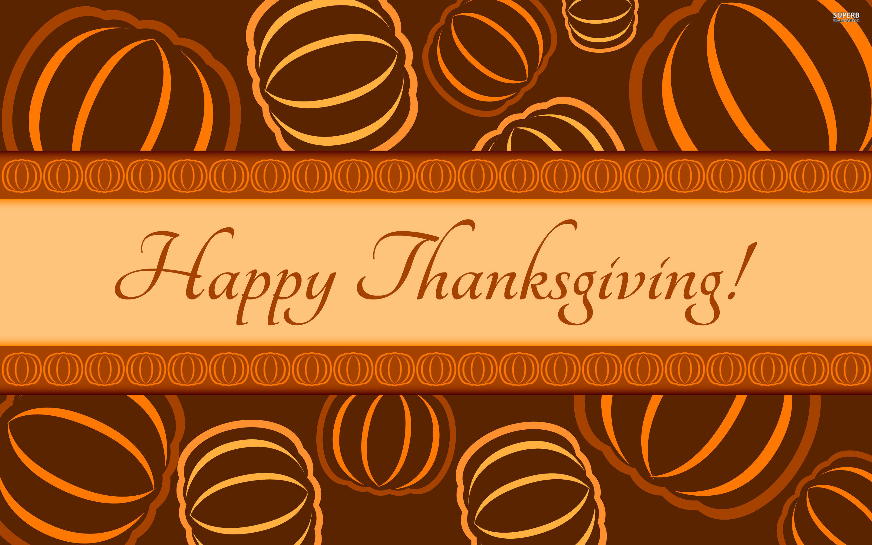 Cute Thanksgiving 桌布 壁紙 — 一款節日感恩節桌布，以風格化的南瓜和溫暖的橙色色調框住中央的橫幅，橫幅上有草書的節日問候。