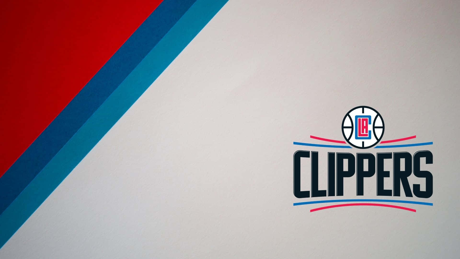 Clippers 桌布 壁紙 — 一款簡潔現代的桌布，LA Clippers 標誌居中，白色背景上有大膽的紅色和藍色斜紋。