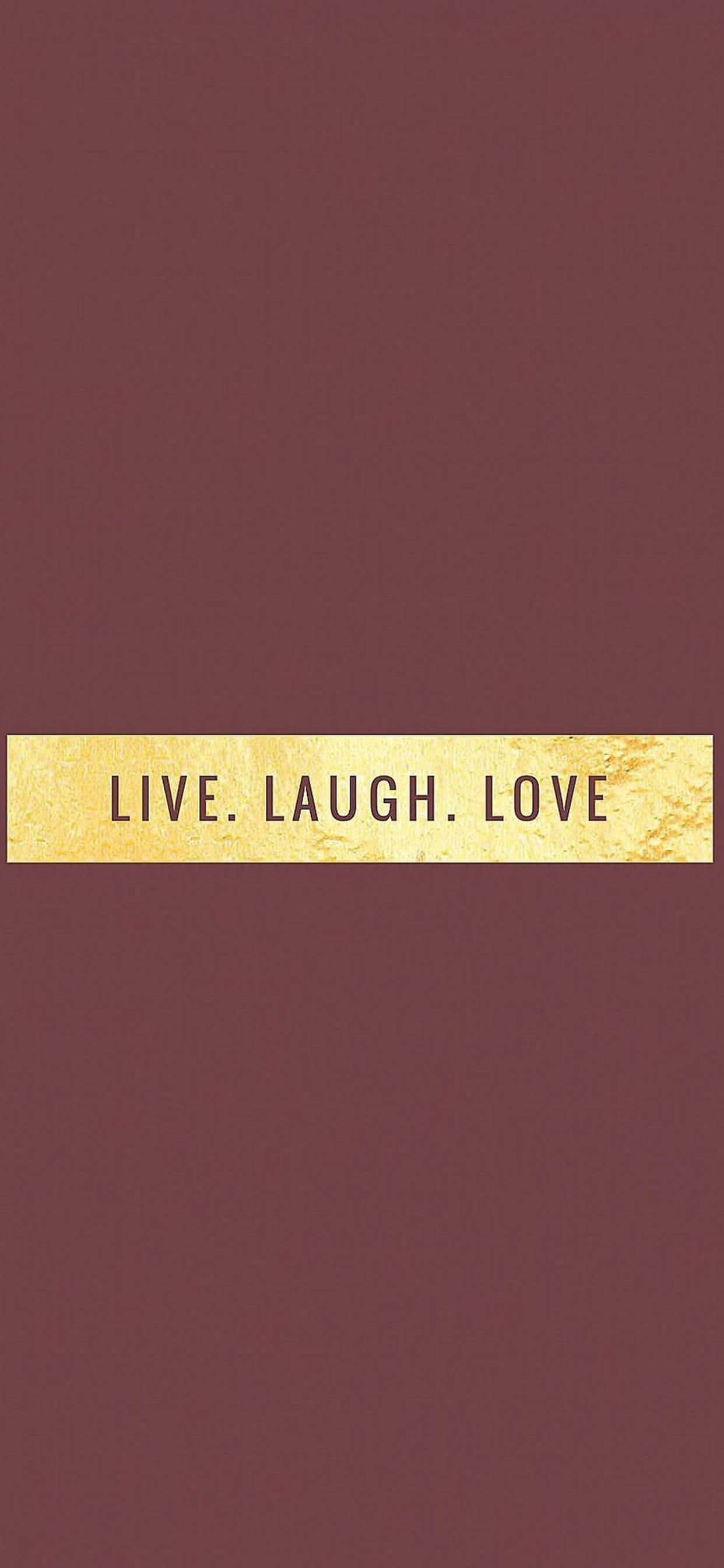 Live Laugh Love 桌布 壁紙 — 一款簡約的栗色壁紙，帶有金色紋理條，上面以粗體黑色文字顯示live laugh love。