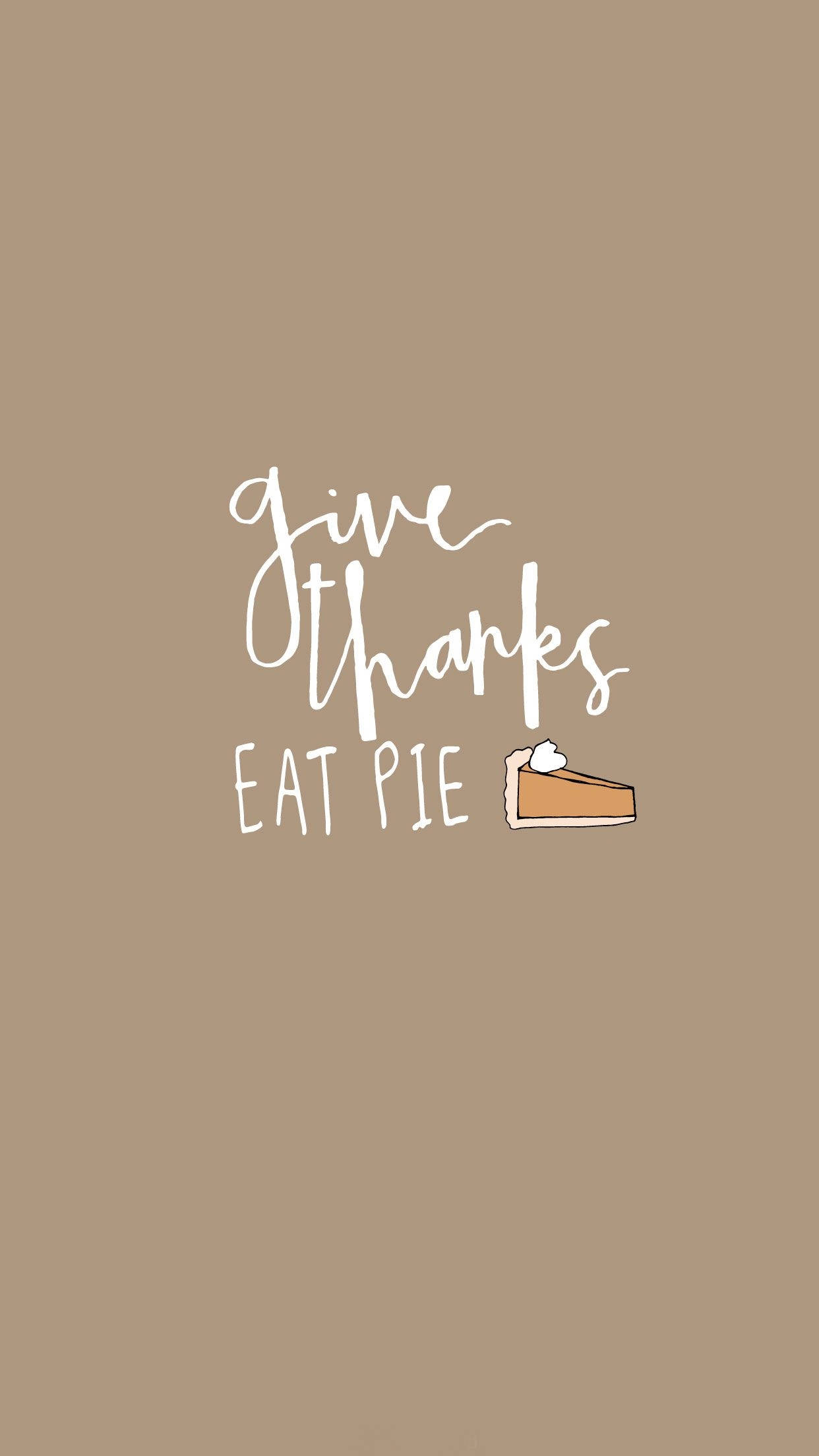 November iPhone 桌布 壁紙 — 一款簡約米色壁紙，上面有白色草書文字寫著 give thanks eat pie 和一個小餡餅插圖。