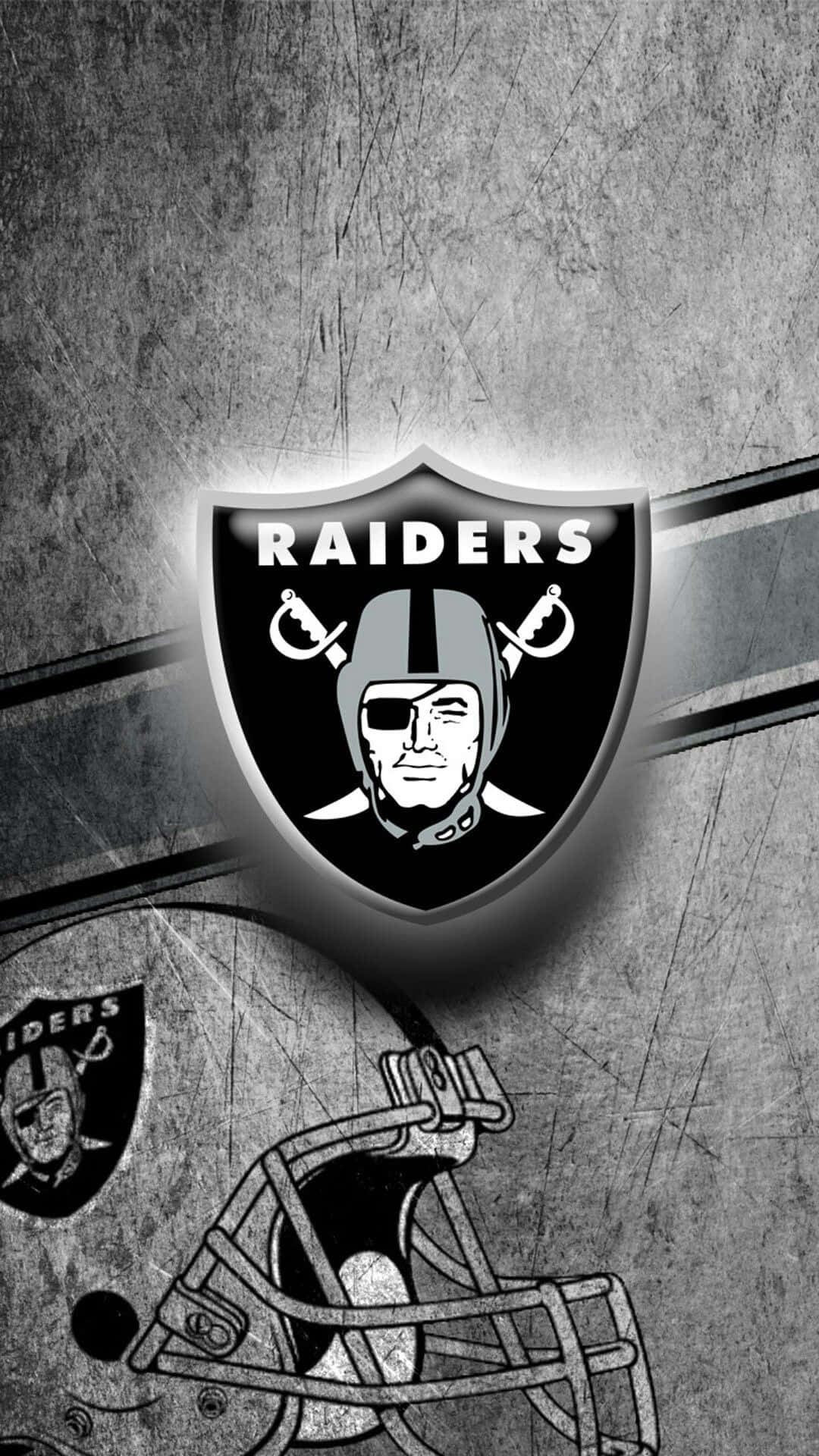 Oakland Raiders 桌布 壁紙 — 一款粗糙的黑白壁紙，以Oakland Raiders標誌和頭盔為特色，背景為刮花的金屬質感。