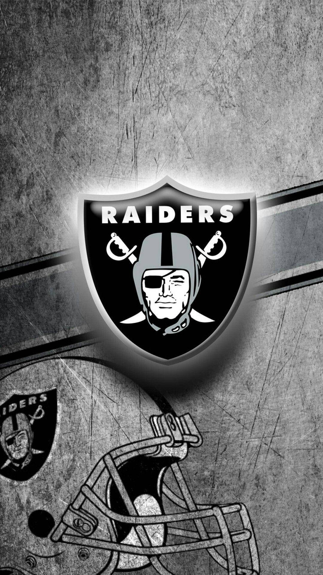 運動 桌布 壁紙 — 一款粗糙的黑白壁紙，以Raiders標誌和頭盔為特色，背景是刮花的金屬質感。