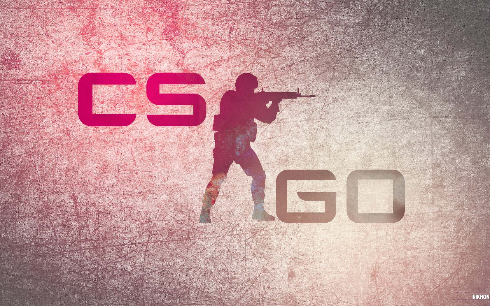 Counterstrike 桌布 壁紙 — 一款粗糙紋理的壁紙，上面有持步槍的士兵剪影，並以粗體粉紅色和灰色印有「CS GO」文字，背景陳舊。