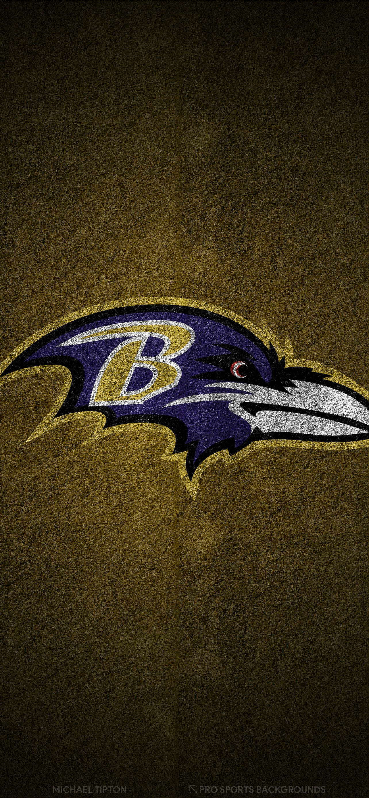 Baltimore Ravens iPhone 桌布 壁紙 — 一款粗糙紋理的壁紙，以深棕色背景襯托巴爾的摩烏鴉隊標誌，包括紫色烏鴉頭和金色 'B'。
