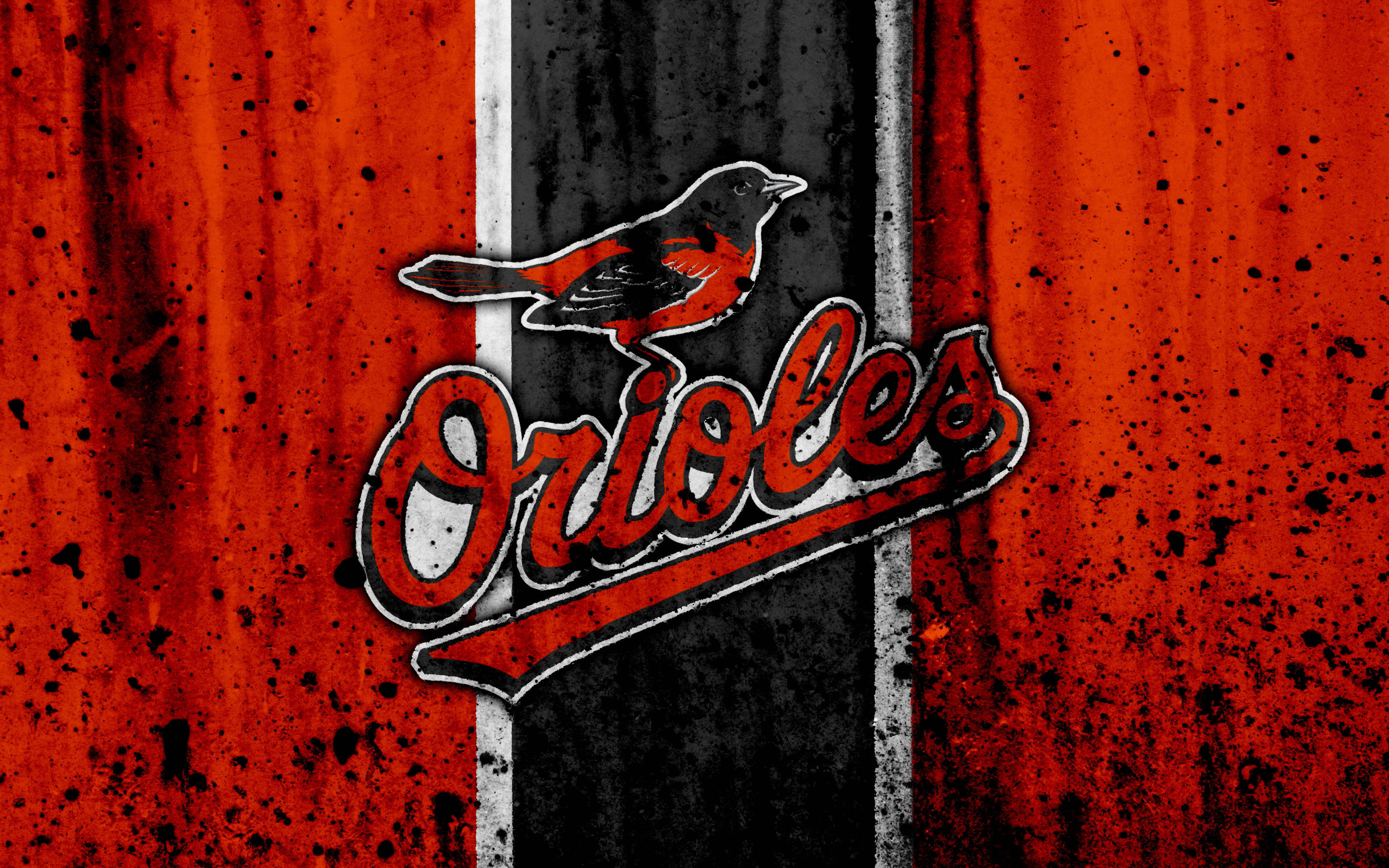Orioles 桌布 壁紙 — 一款粗糙質感的壁紙，上面有巴爾的摩金鶯隊標誌，一隻鳥棲息在黑色和橙色條紋上的粗體紅色文字上方。