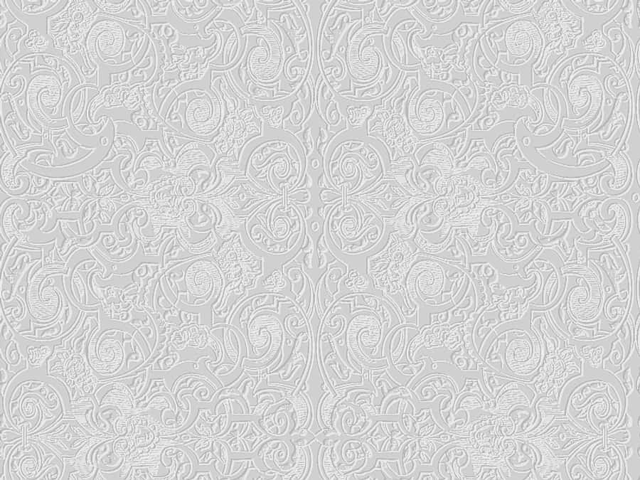 Subtle 桌布 壁紙 — 一款精緻的壓花壁紙，以柔和的灰色調重複著華麗的漩渦和花卉圖案。