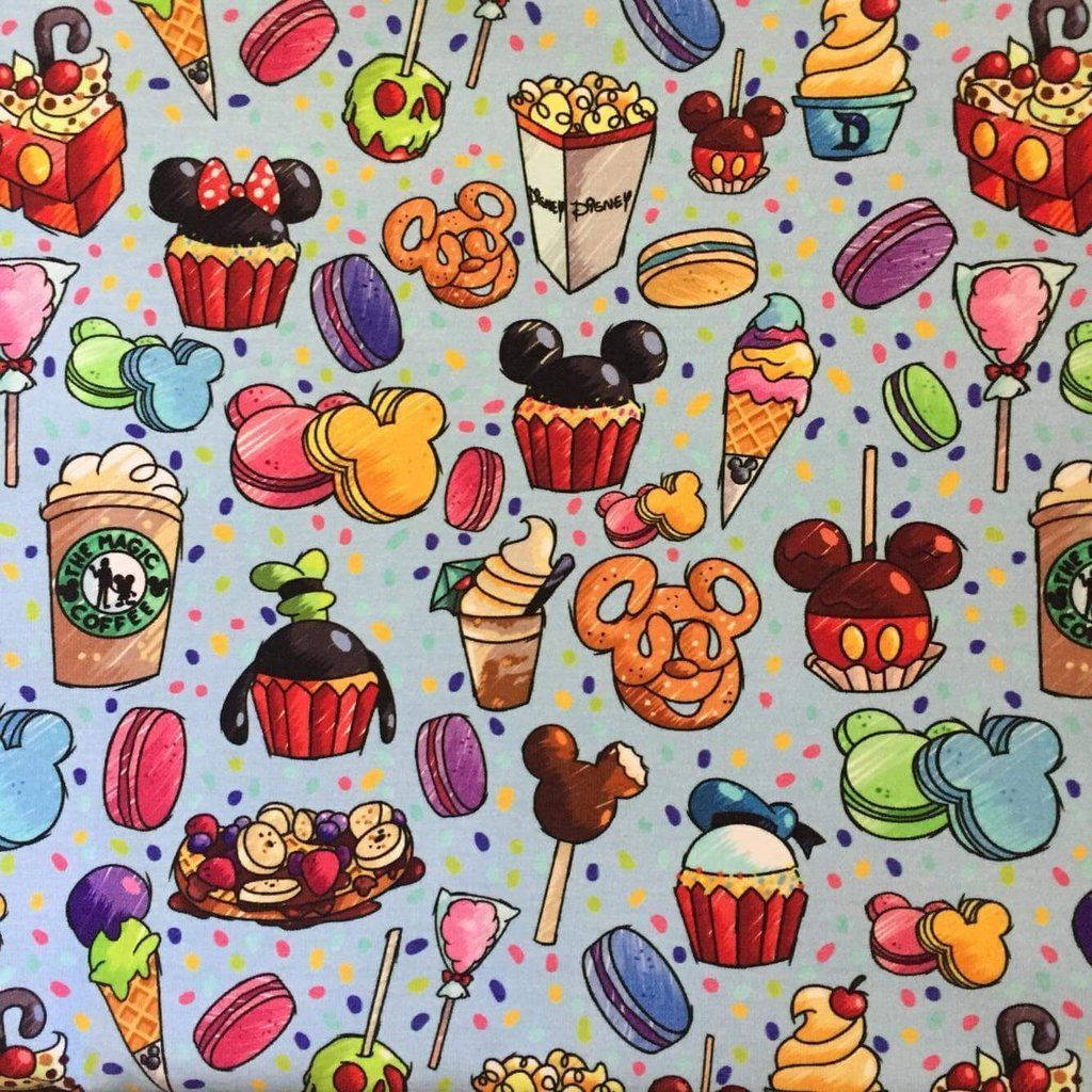 Disney Pattern 桌布 壁紙 — 一款色彩繽紛的圖案壁紙，以米奇老鼠為主題的甜點和零食，搭配淺藍色波點背景。