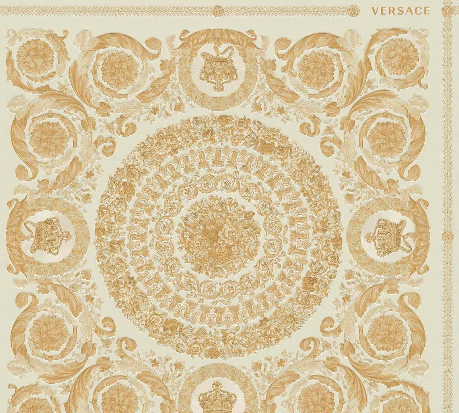 versace 桌布 壁紙 — 一款華麗的金色和奶油色壁紙，具有對稱的巴洛克圖案、花卉圖案和皇冠紋章。
