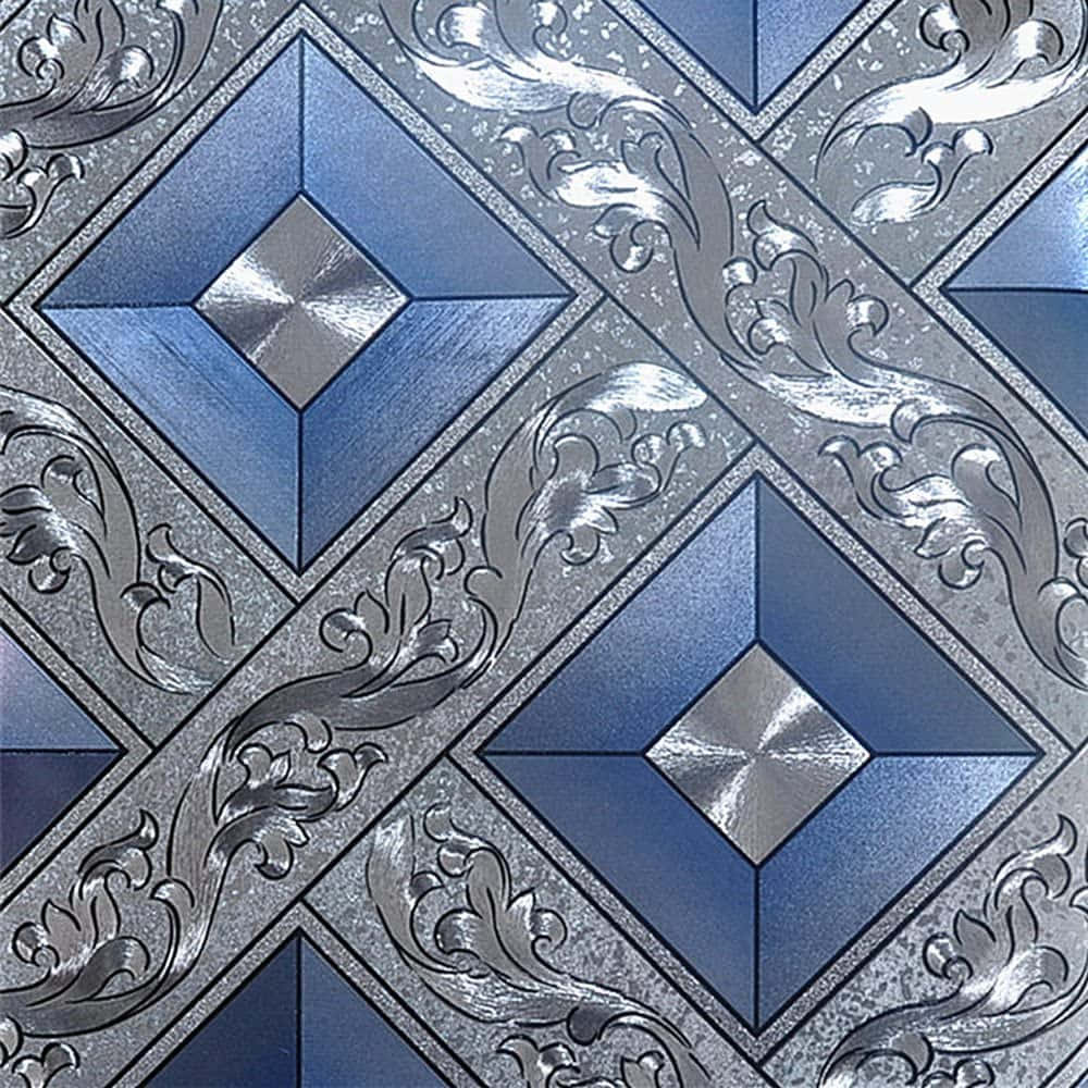 Blue And Silver 桌布 壁紙 — 一款裝飾性壁紙，帶有重複的藍色菱形面板和銀色花絲捲曲圖案，形成對稱的幾何圖案。