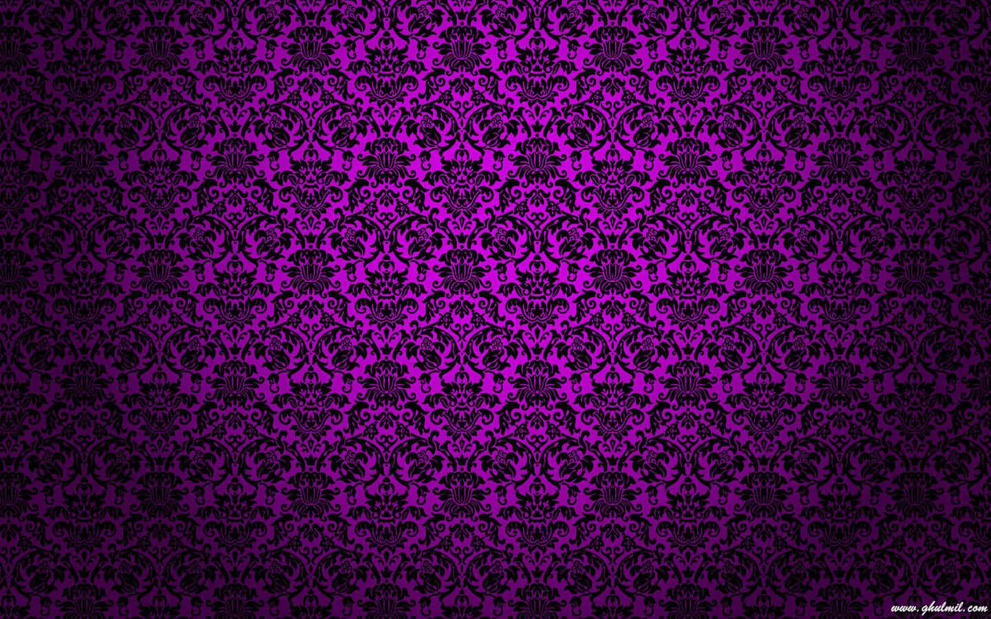Purple Texture 桌布 壁紙 — 一款豐富的紫色漸層壁紙，表面重複著複雜的黑色大馬士革圖案。