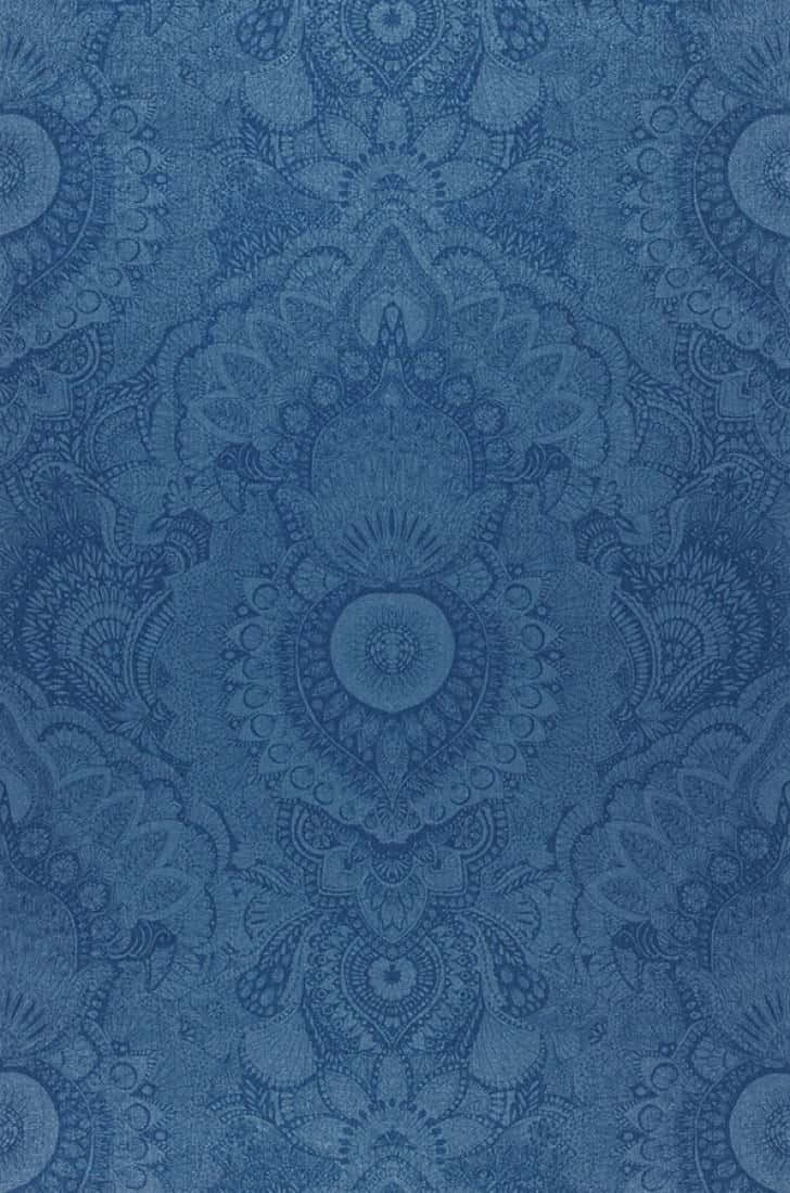 Paisley 桌布 壁紙 — 一款豐富的藍色壁紙，帶有複雜的對稱花卉和幾何圖案，呈現不同深淺的藍色。
