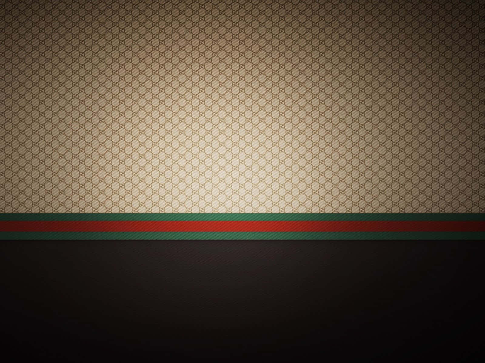 Gucci 桌布 壁紙 — 一款豪華壁紙，帶有重複的米色GG字母組合圖案和紅綠條紋，背景為深色漸變。
