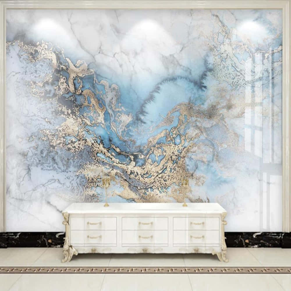 Interior Design 桌布 壁紙 — 一款豪華大理石壁紙，帶有旋轉的藍色和金色圖案，作為高端室內裝飾中精緻白色梳妝台的背景。