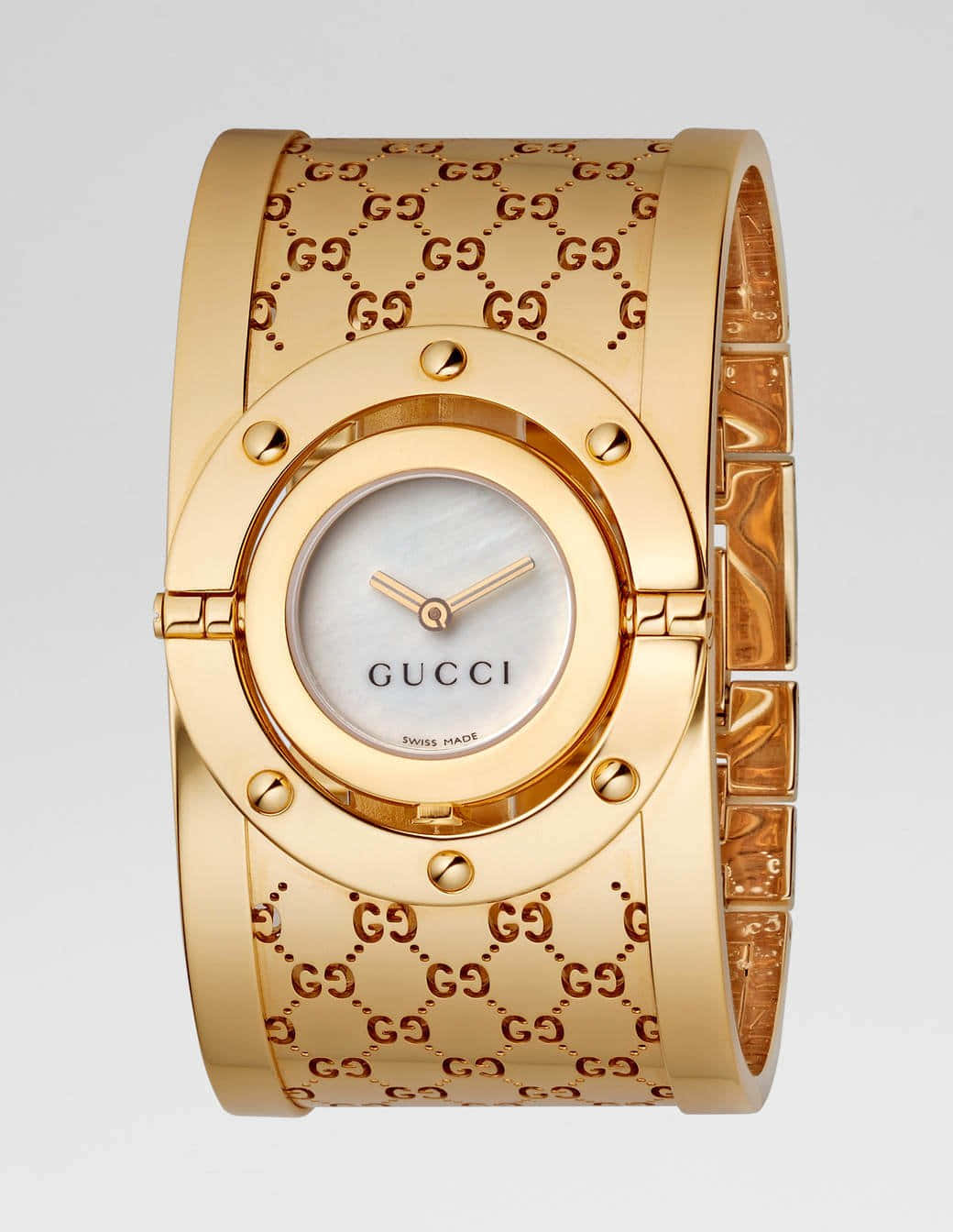 Gucci 桌布 壁紙 — 一款豪華的金色Gucci手錶，帶有珍珠母貝錶盤和寬手鐲上重複的GG字母組合圖案。