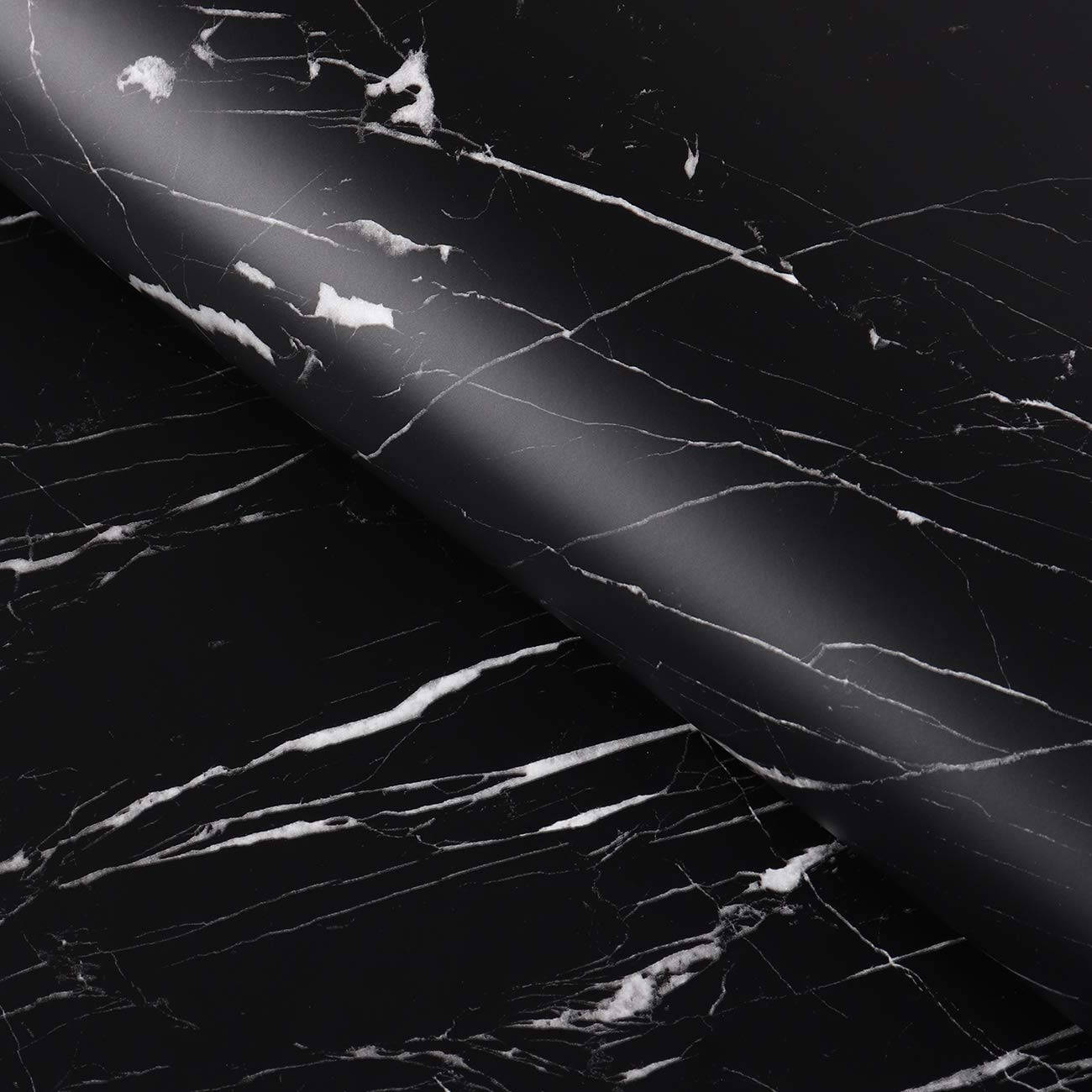Black Marble 4K 桌布 壁紙 — 一款豪華的黑色大理石壁紙，帶有醒目的白色紋理，在柔和的方向性燈光下優雅地捲曲。