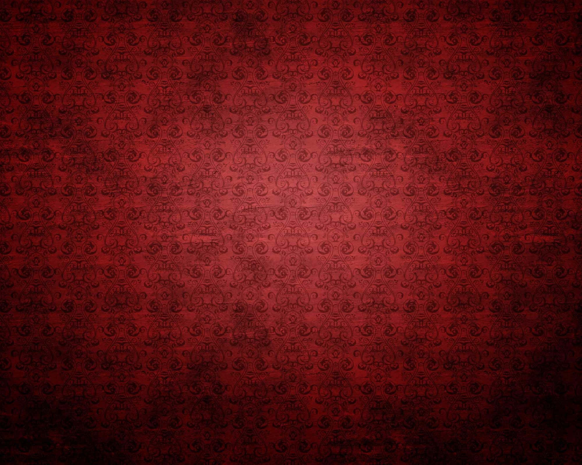 Red Grunge 桌布 壁紙 — 一款質感豐富的紅色壁紙，帶有複雜的深色裝飾圖案和微妙的漸變效果。