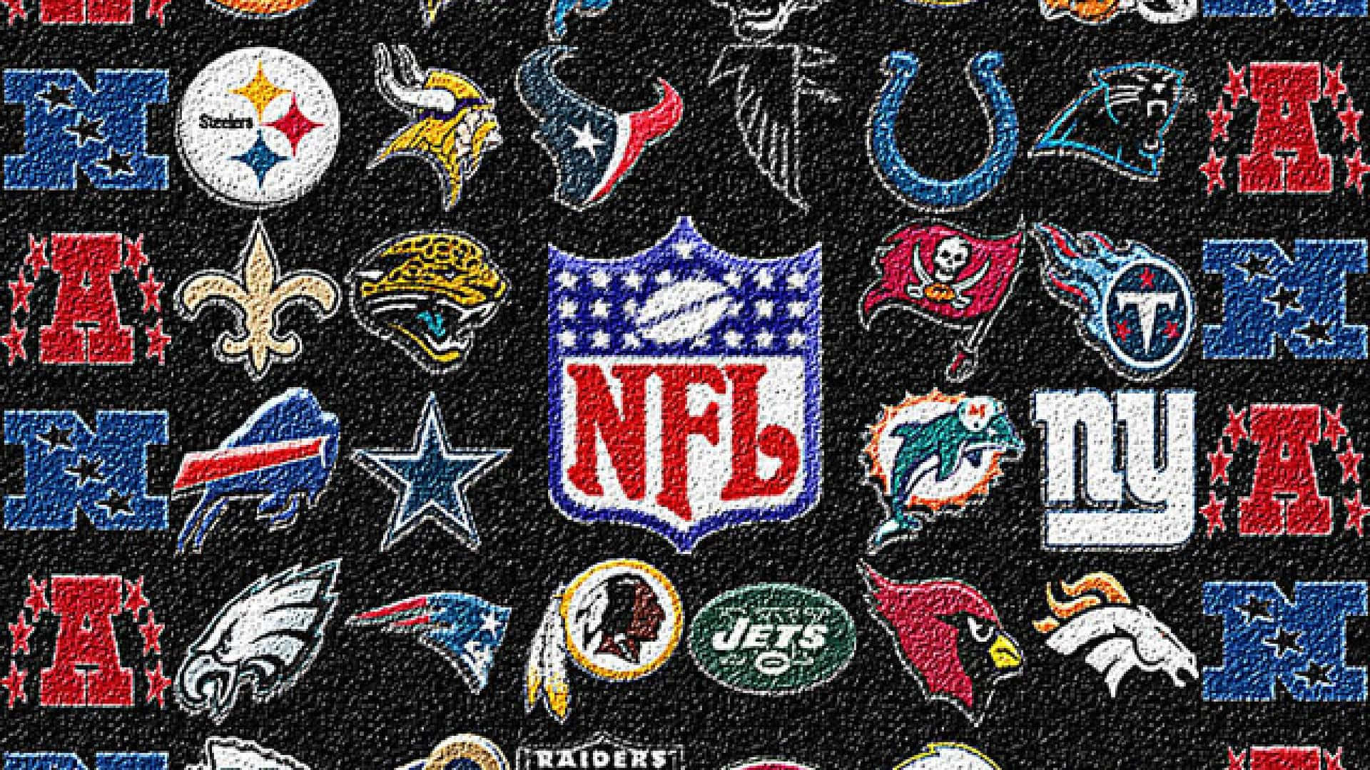 NFL 桌布 壁紙 — 一款質感黑色布料壁紙，上面密密麻麻地繡有色彩鮮豔的NFL球隊標誌。