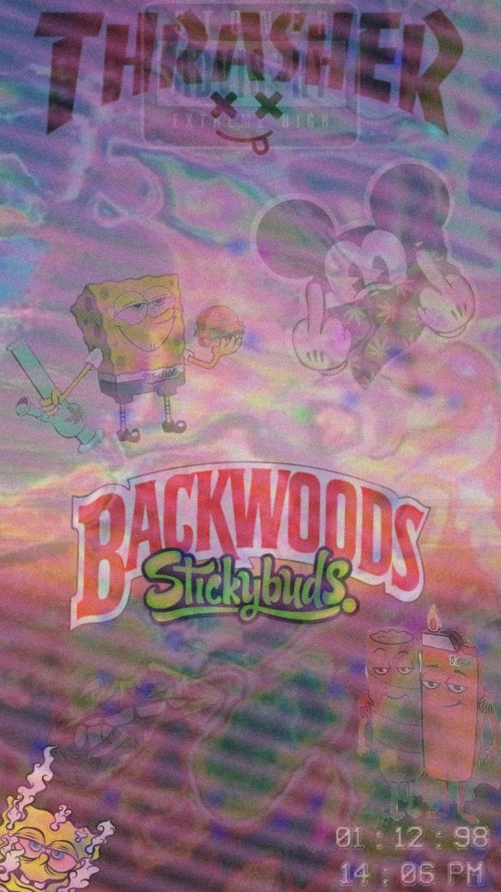 Backwoods 桌布 壁紙 — 一款迷幻風格的桌布，有海綿寶寶和米奇老鼠在全息霧氣中，帶有 'Backwoods Stickybuds' 品牌標誌。