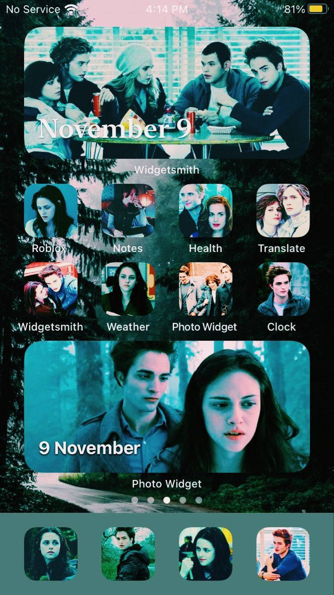 Twilight Aesthetic 桌布 壁紙 — 一款青綠色調的 iPhone 主螢幕桌布，以《暮光之城》角色在森林場景中為特色，並覆蓋應用程式圖示。