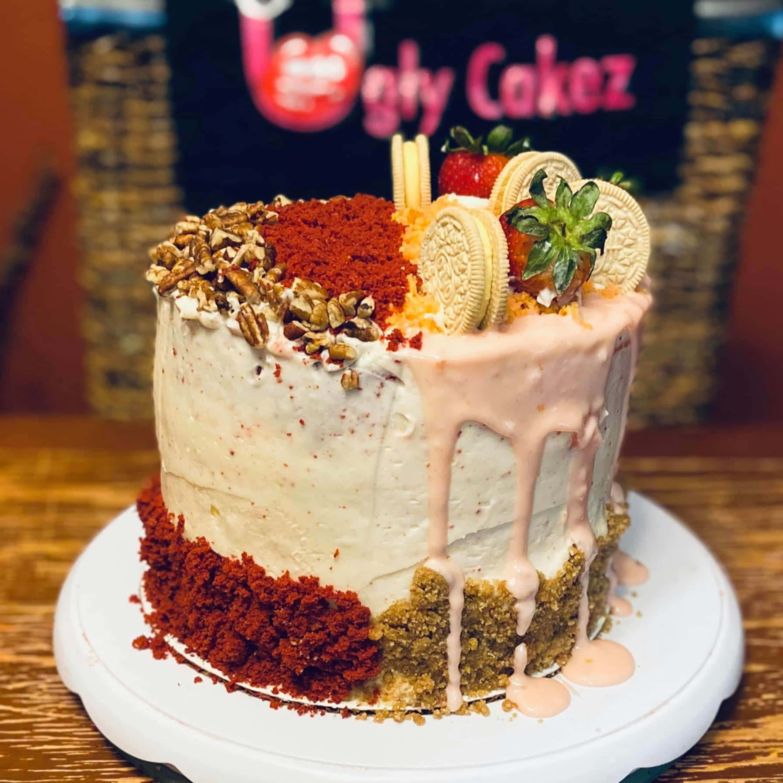 Birthday Cake 桌布 壁紙 — 一款頹廢的紅絲絨蛋糕，配上粉紅色滴落糖霜，上面放有草莓和Oreo餅乾。