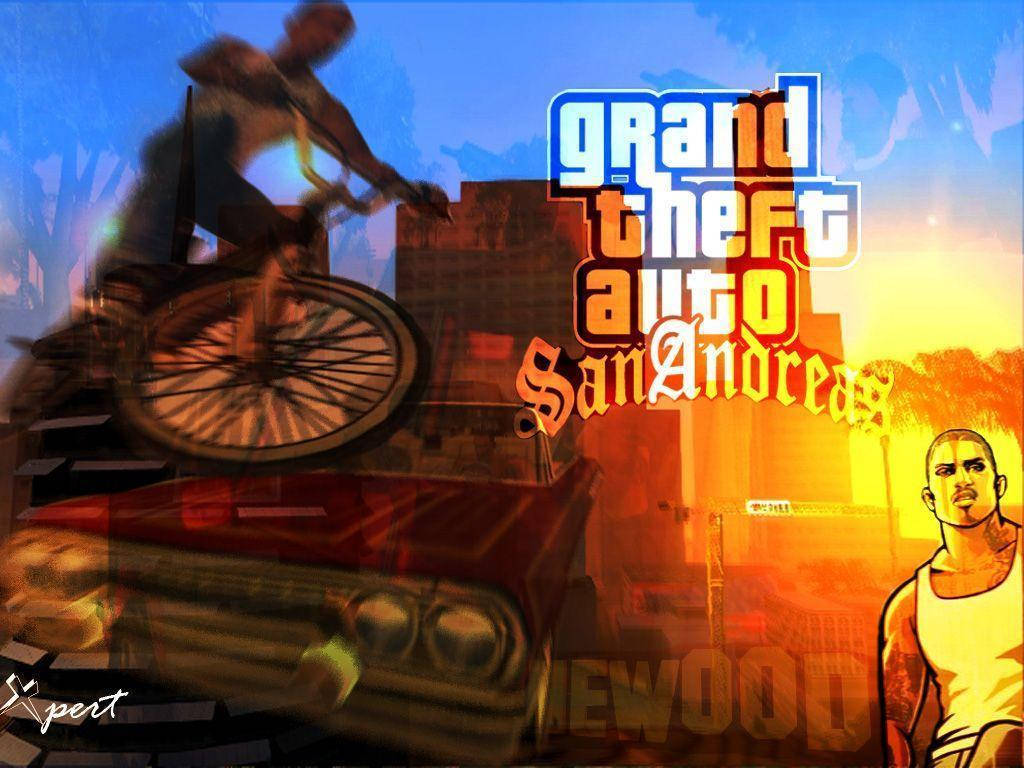 GTA 聖安地列斯 桌布 壁紙 — 一款風格化的電子遊戲壁紙，描繪一名單車手騎過一輛紅色汽車，帶有《俠盜獵車手：聖安地列斯》標誌和角色肖像，背景是日落城市景觀。