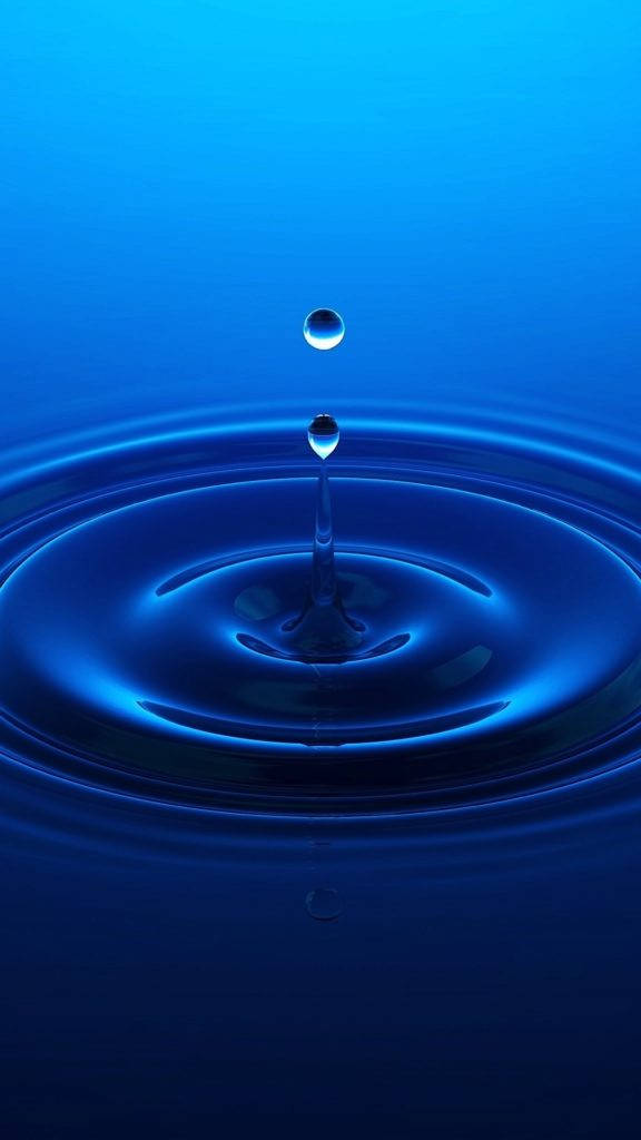 水 桌布 壁紙 — 一滴水懸浮在深藍色水面上完美對稱的漣漪圖案上方。