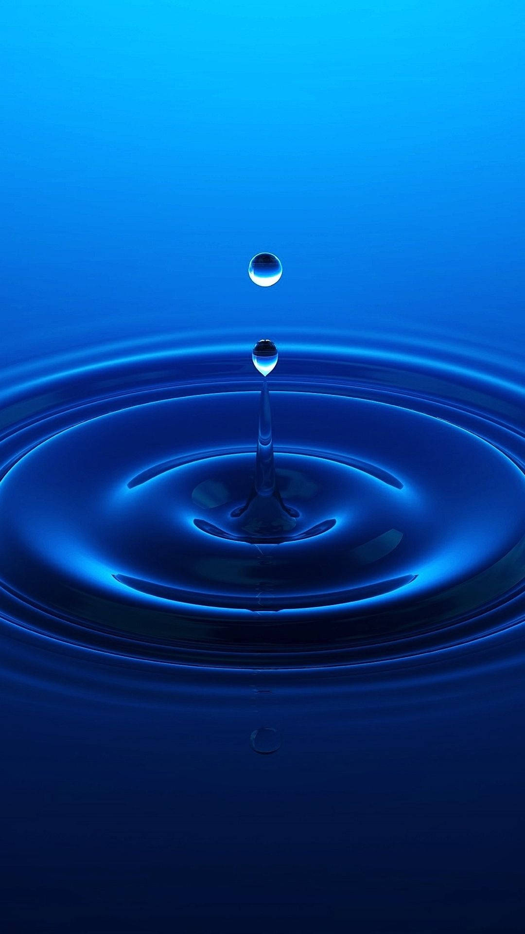 水 桌布 壁紙 — 一滴水懸浮在漣漪的藍色表面上，以慢動作形成同心圓。