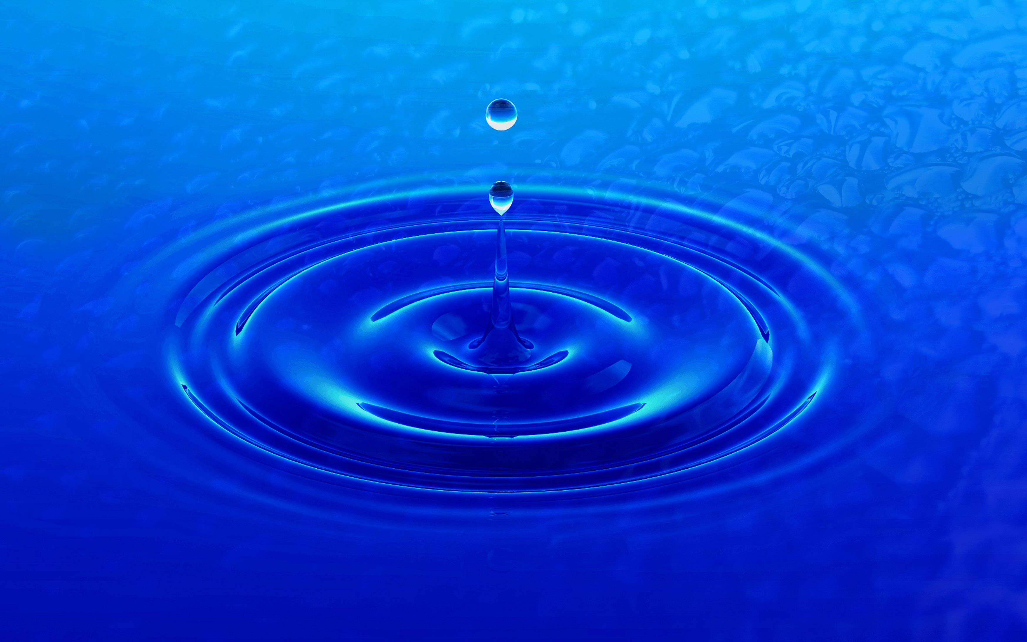 水 桌布 壁紙 — 一滴水珠懸浮在深藍色水面上方，形成完美的同心漣漪。