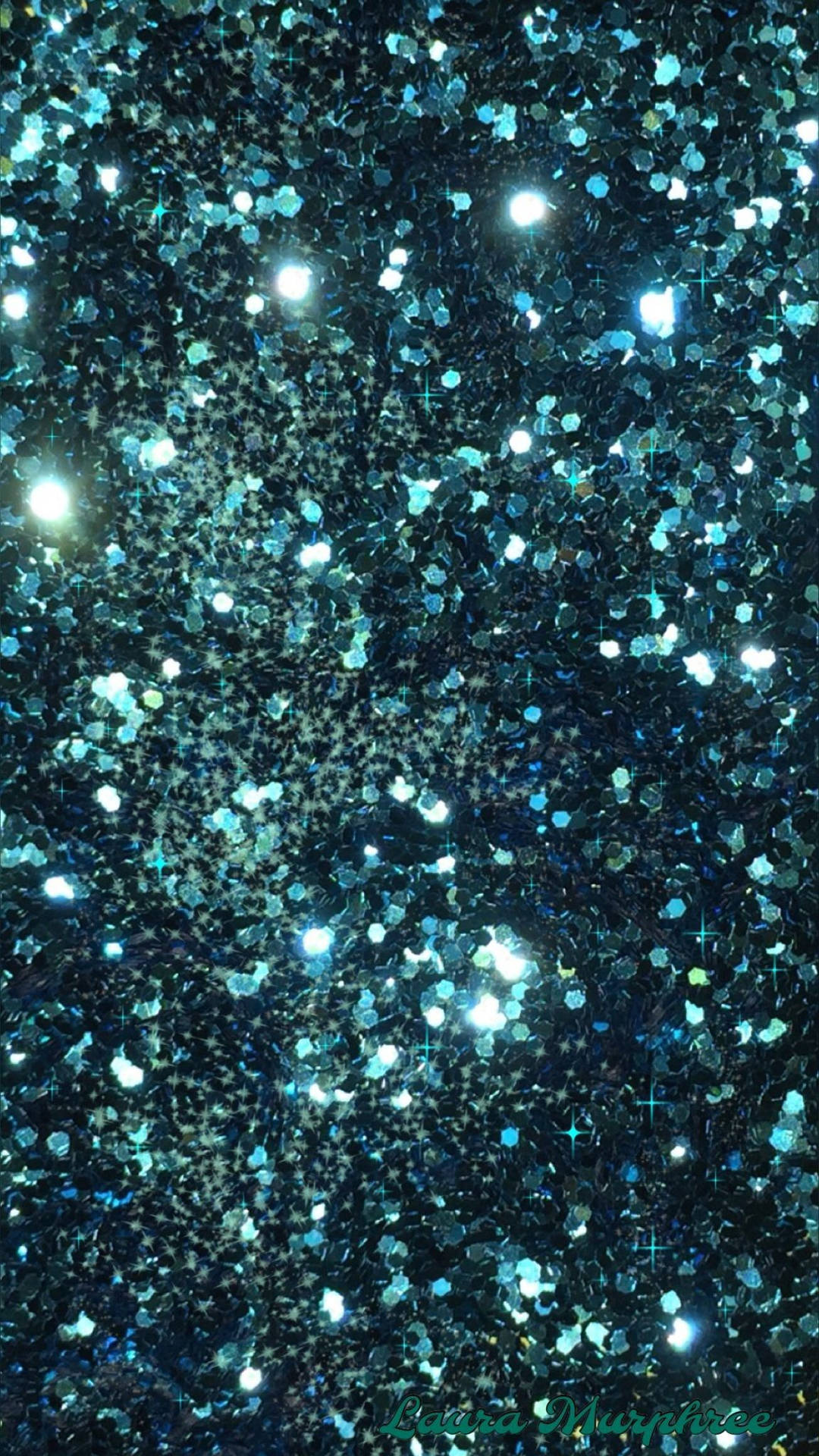 閃爍 桌布 壁紙 — 一片令人目眩的藍色和銀色亮粉顆粒，在深色背景下捕捉明亮光線。