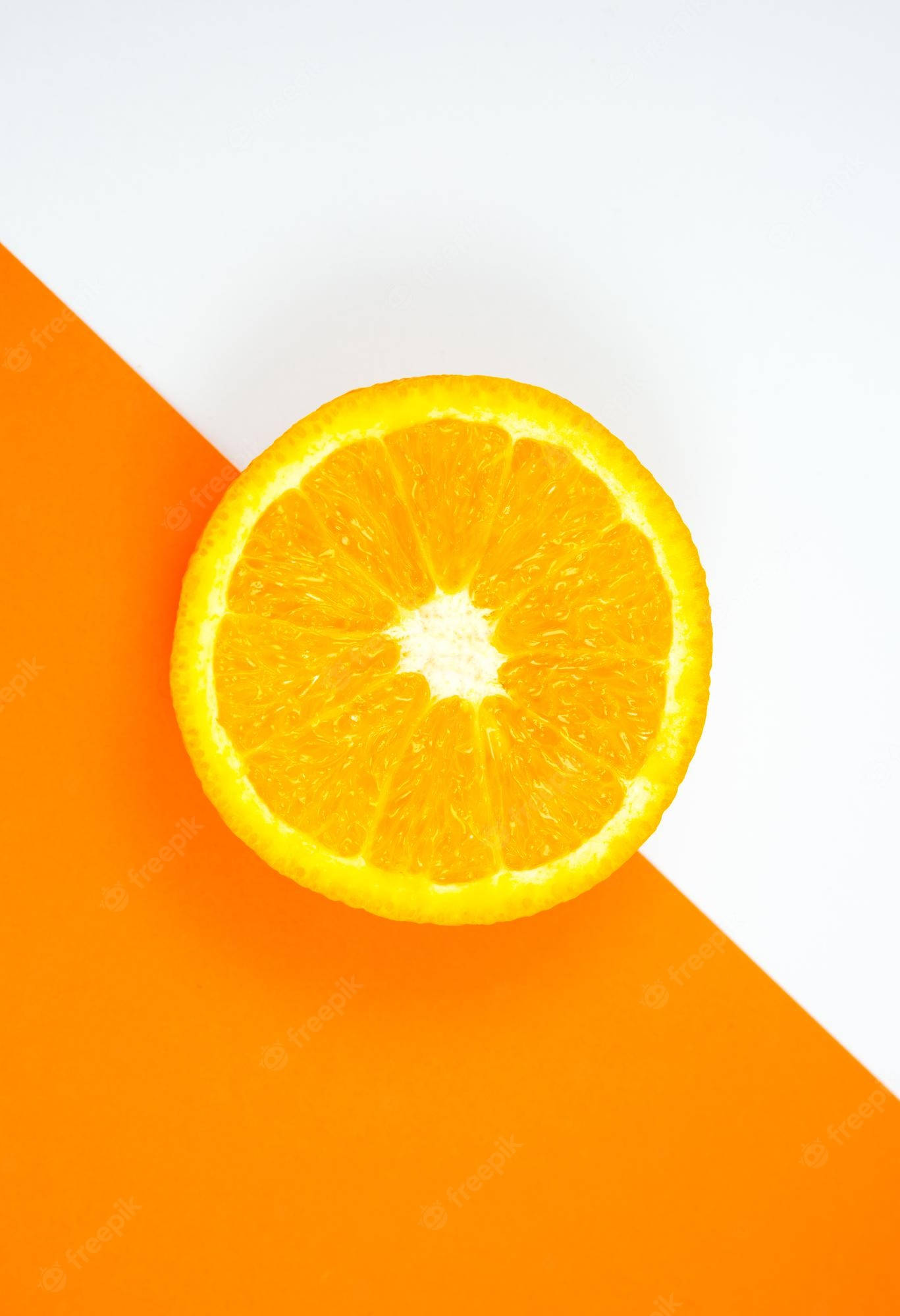 Solid Orange 桌布 壁紙 — 一片充滿活力的橙片放置在橙色和白色背景的鮮明對角分割上。