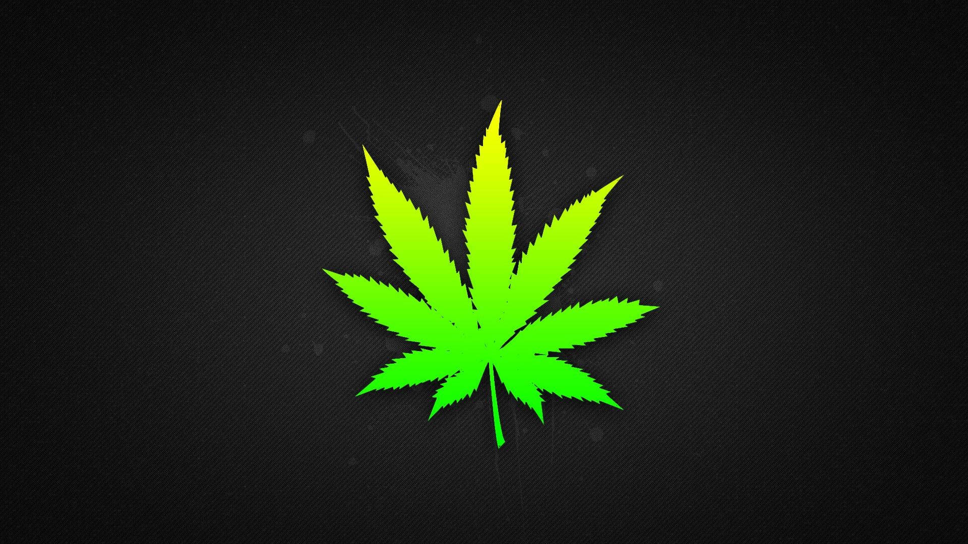 Rick And Morty Weed 桌布 壁紙 — 一片充滿活力的漸變綠色大麻葉，位於帶有細微斑點的紋理黑色背景中央。