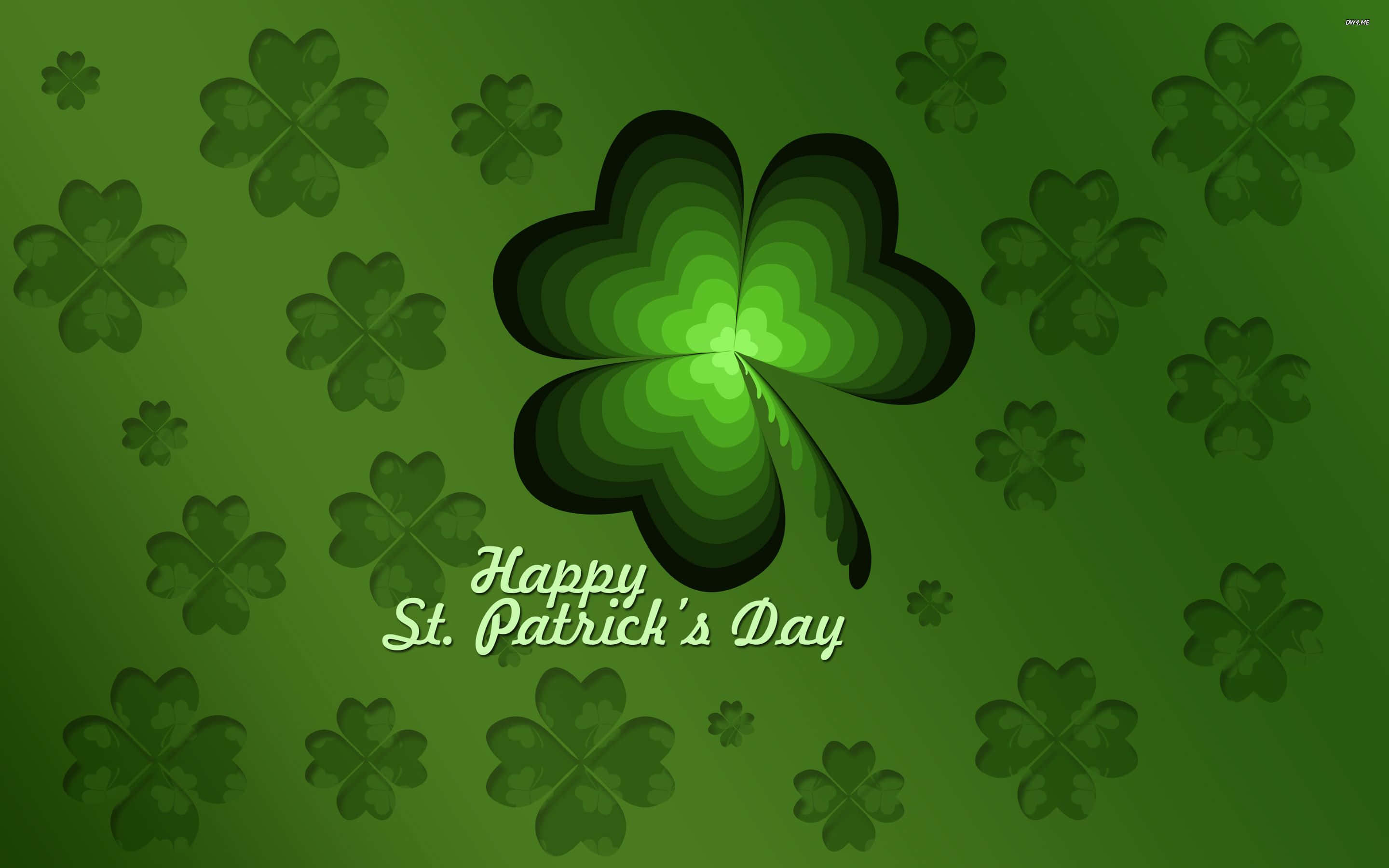 Shamrock 桌布 壁紙 — 一片充滿活力的綠色四葉草，帶有層疊漸變花瓣，主導著由較小四葉草組成的圖案背景。