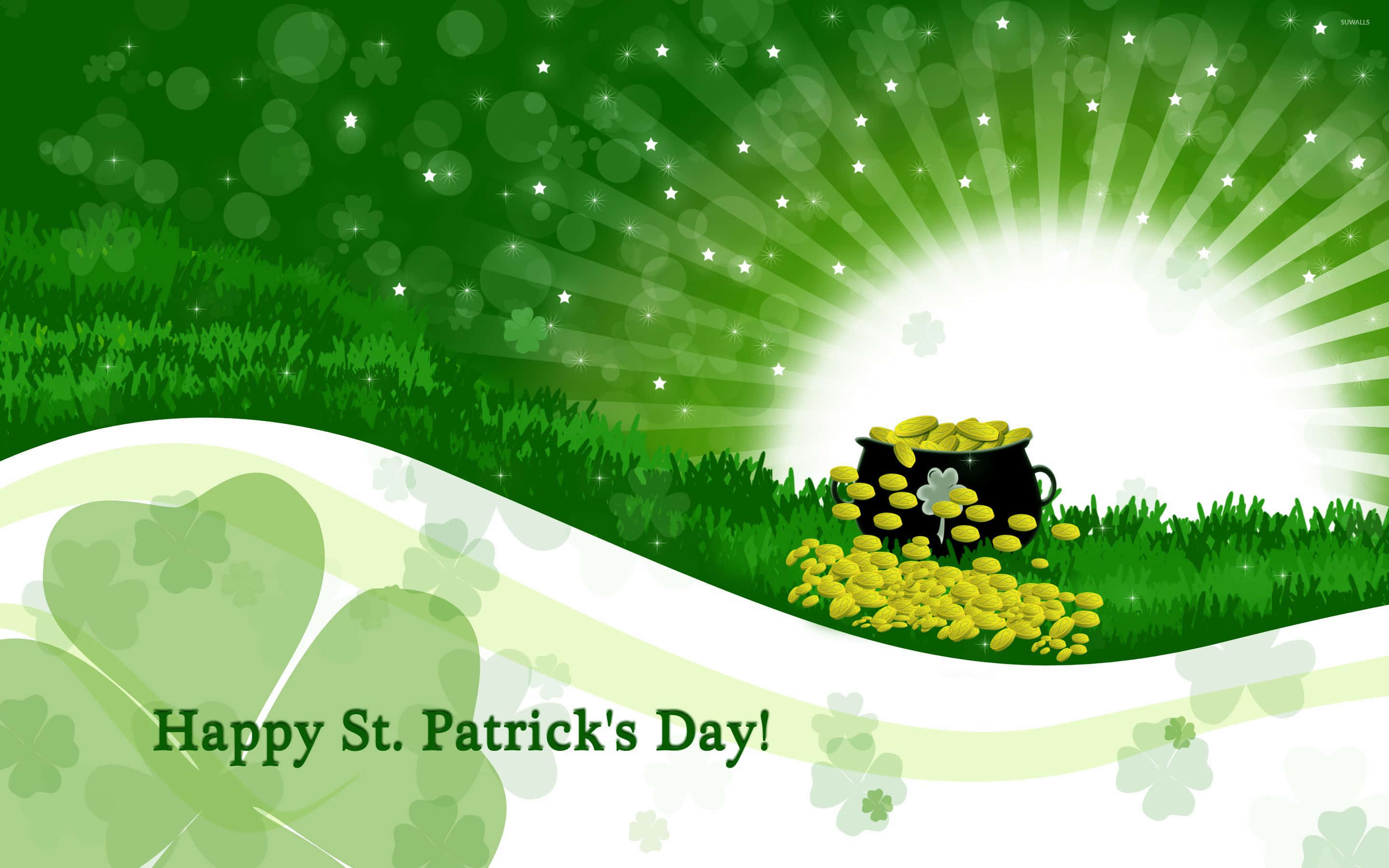 Shamrock 桌布 壁紙 — 一片充滿活力的綠色田野，有一個發光的金鍋在燦爛的陽光下灑出金幣，周圍環繞著三葉草和節日文字。