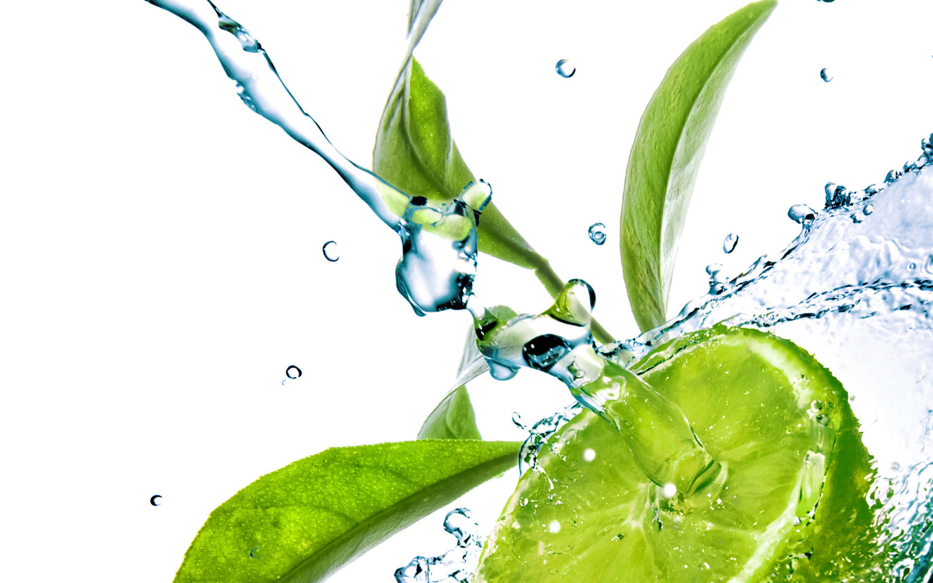 Refreshing 桌布 壁紙 — 一片充滿活力的萊姆片和綠葉，在清澈的水中伴隨著動態的水花，衝破純白色的背景。