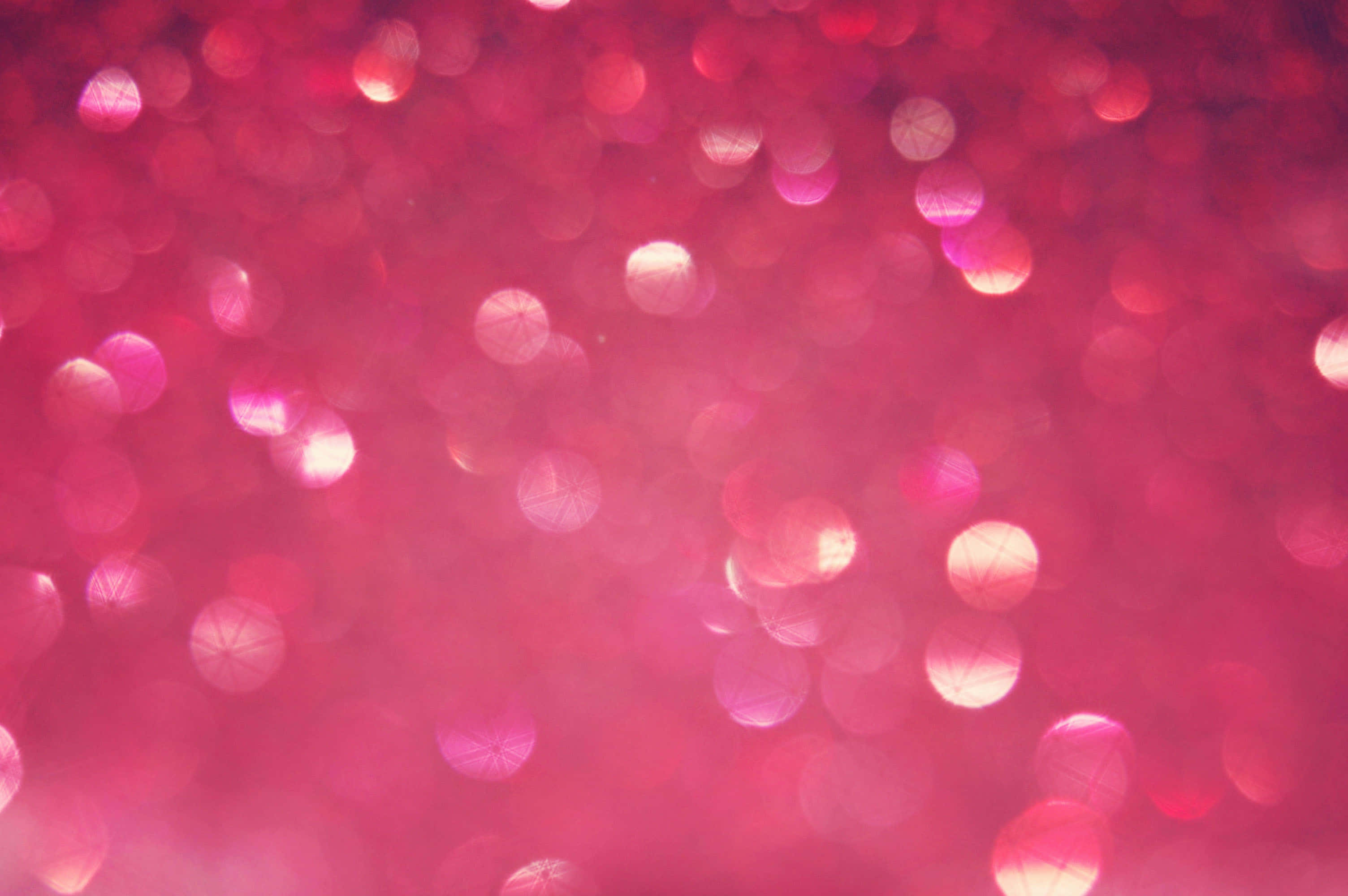 Pink Sparkles 桌布 壁紙 — 一片夢幻的柔和粉紅散景燈光，帶有發光的圓形亮點，營造出神奇而浪漫的氛圍。