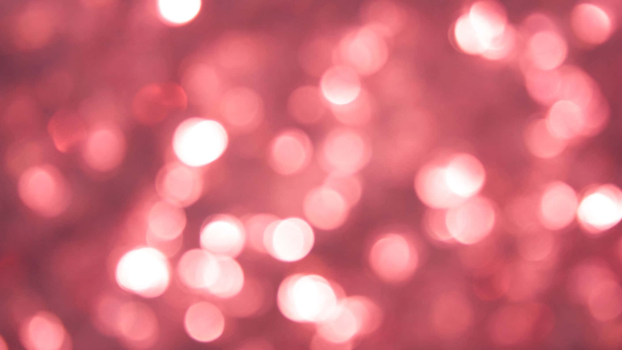 Bokeh 桌布 壁紙 — 一片夢幻的柔和粉紅色散景燈光，散發著溫柔的溫暖和深度。