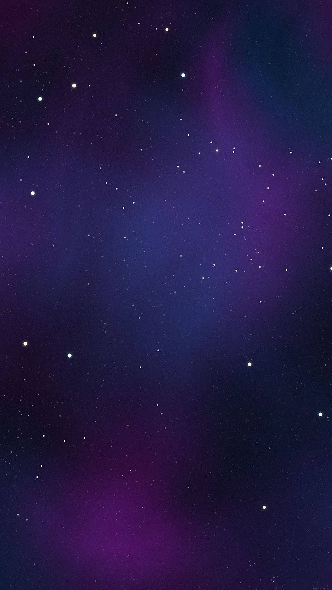 閃爍 桌布 壁紙 — 一片宇宙深處的紫色和藍色星雲，點綴著閃爍的星星，襯托著黑暗的虛空。