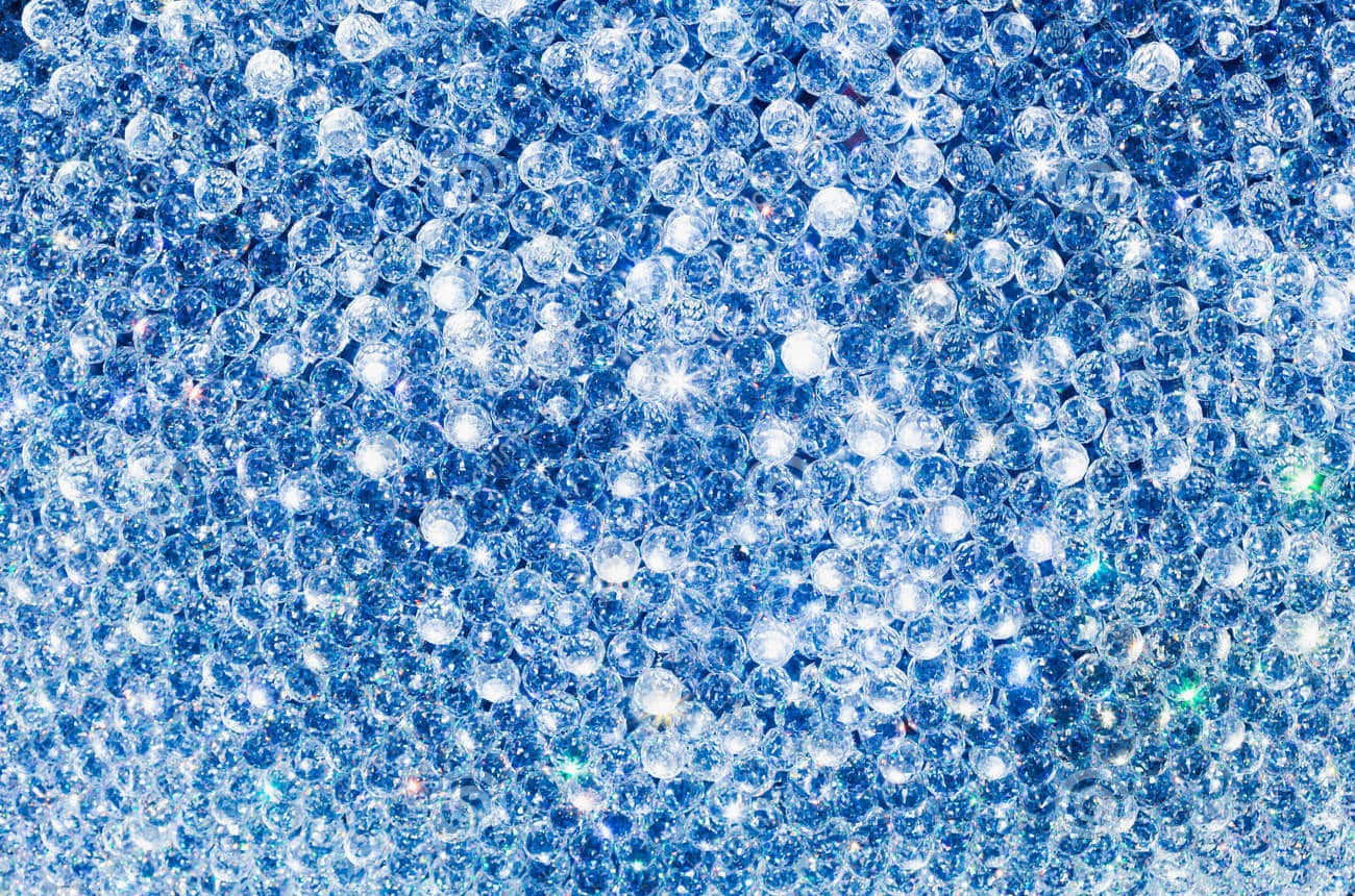 Blue Diamonds 桌布 壁紙 — 一片密集的半透明藍色玻璃珠，捕捉明亮光線，閃爍著耀眼光芒。