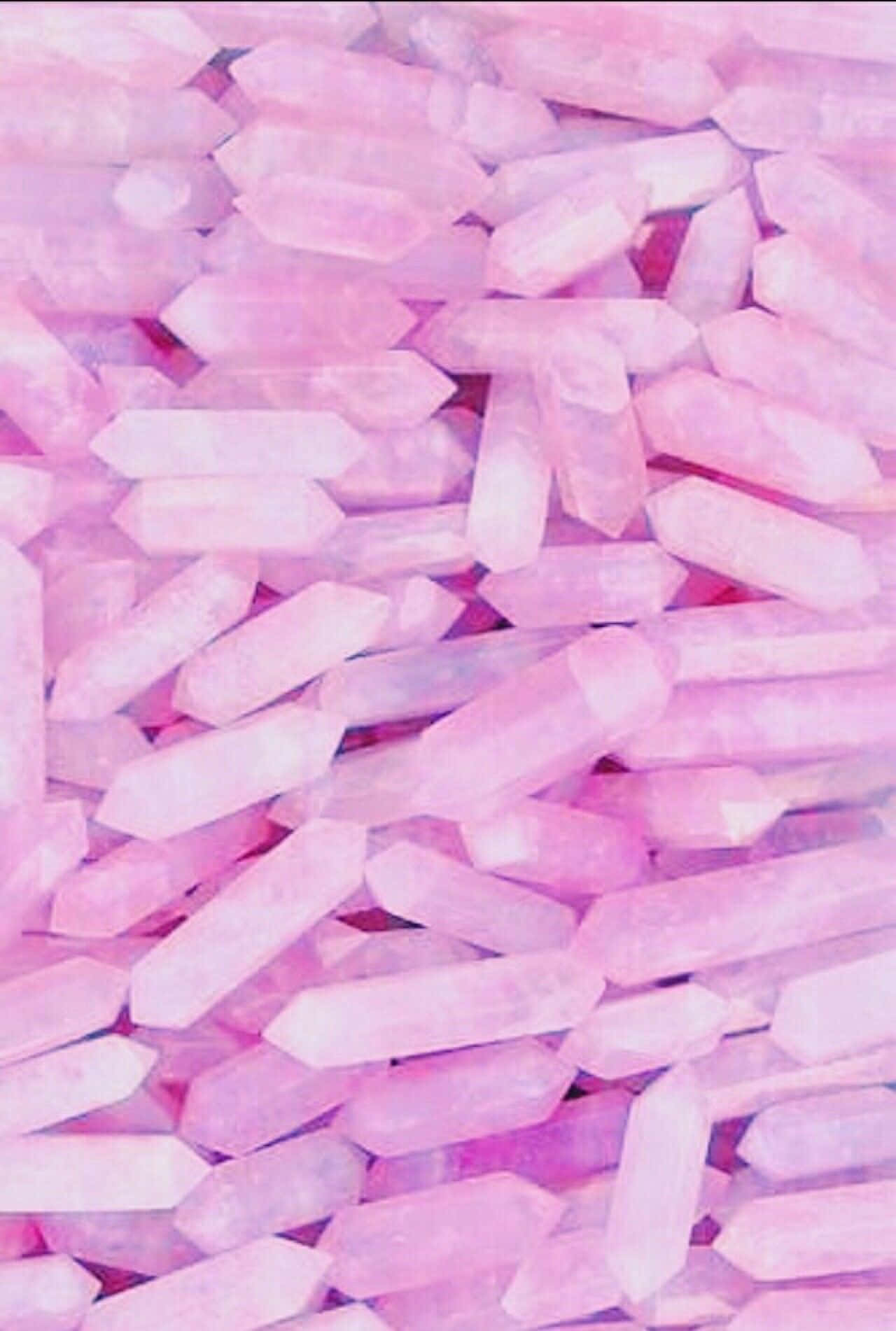 crystals 桌布 壁紙 — 一片密集的柔軟粉紅石英晶體在柔和光線和細微內部裂縫中閃閃發光。