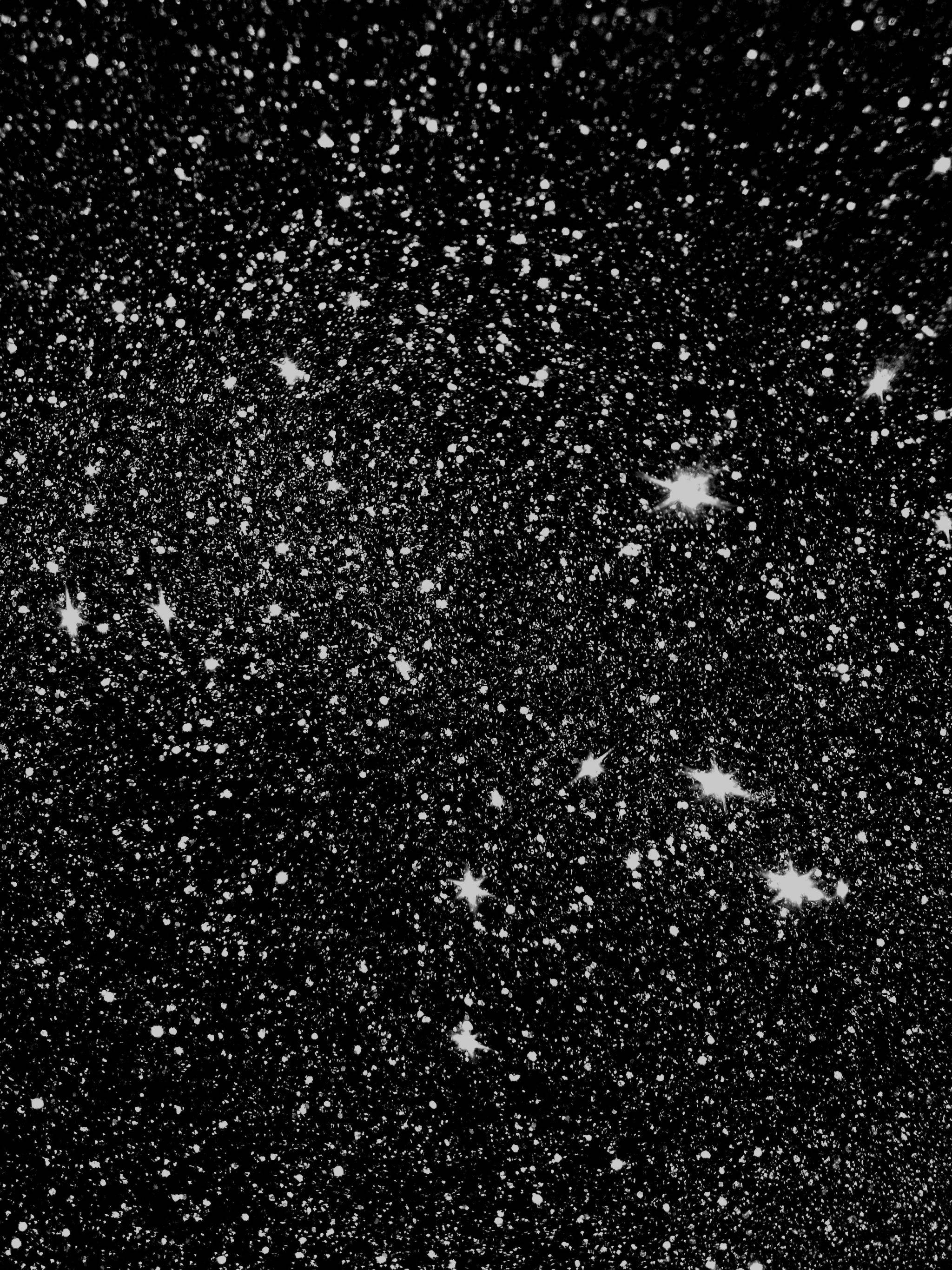 閃爍 桌布 壁紙 — 一片密集的白色星星和宇宙塵埃斑點，襯托著深邃黑色的太空虛空。